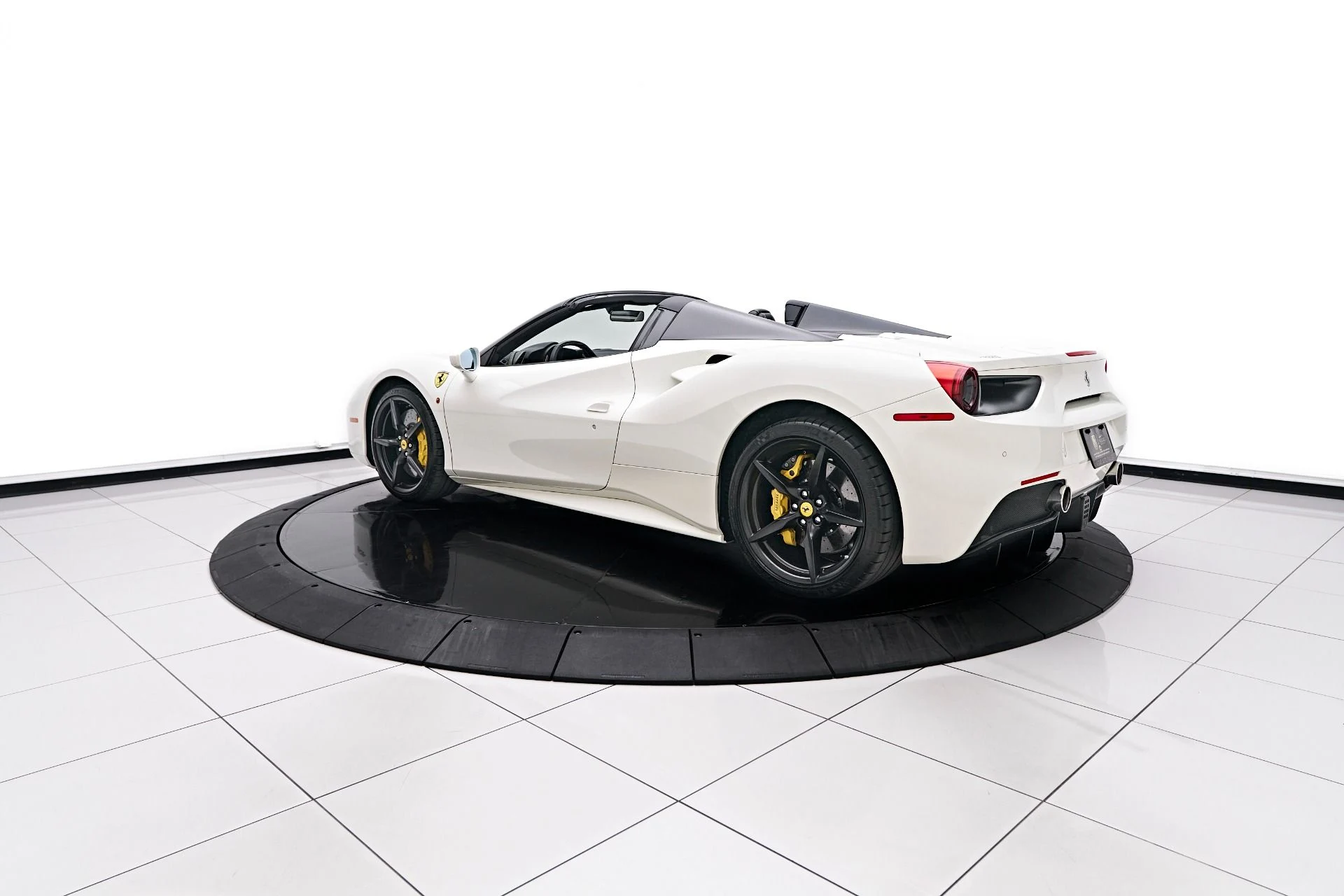 mph014_1088710180_Used_2019_Ferrari_488_Spider_Base_1748546084_3c78dca9ce