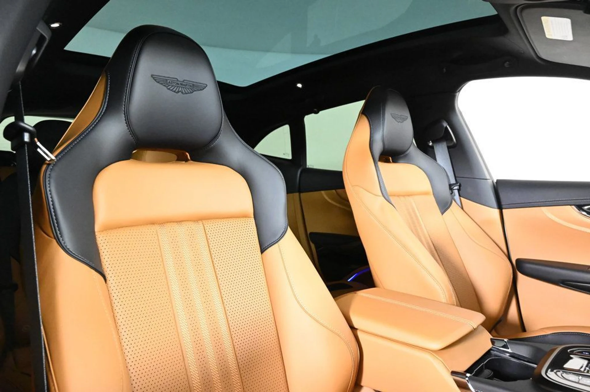 mph014_1094059356_new_2025_aston_martin_dbx_707awd_11350_22933621_14_1024_394a7ca34a