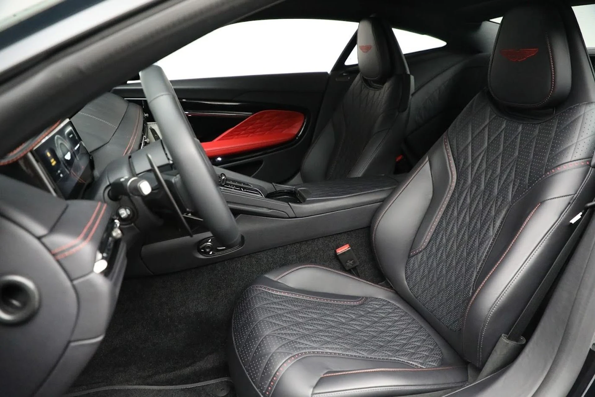 mph014_1101464925_Used_2024_Aston_Martin_DB_12_V8_3e46099628