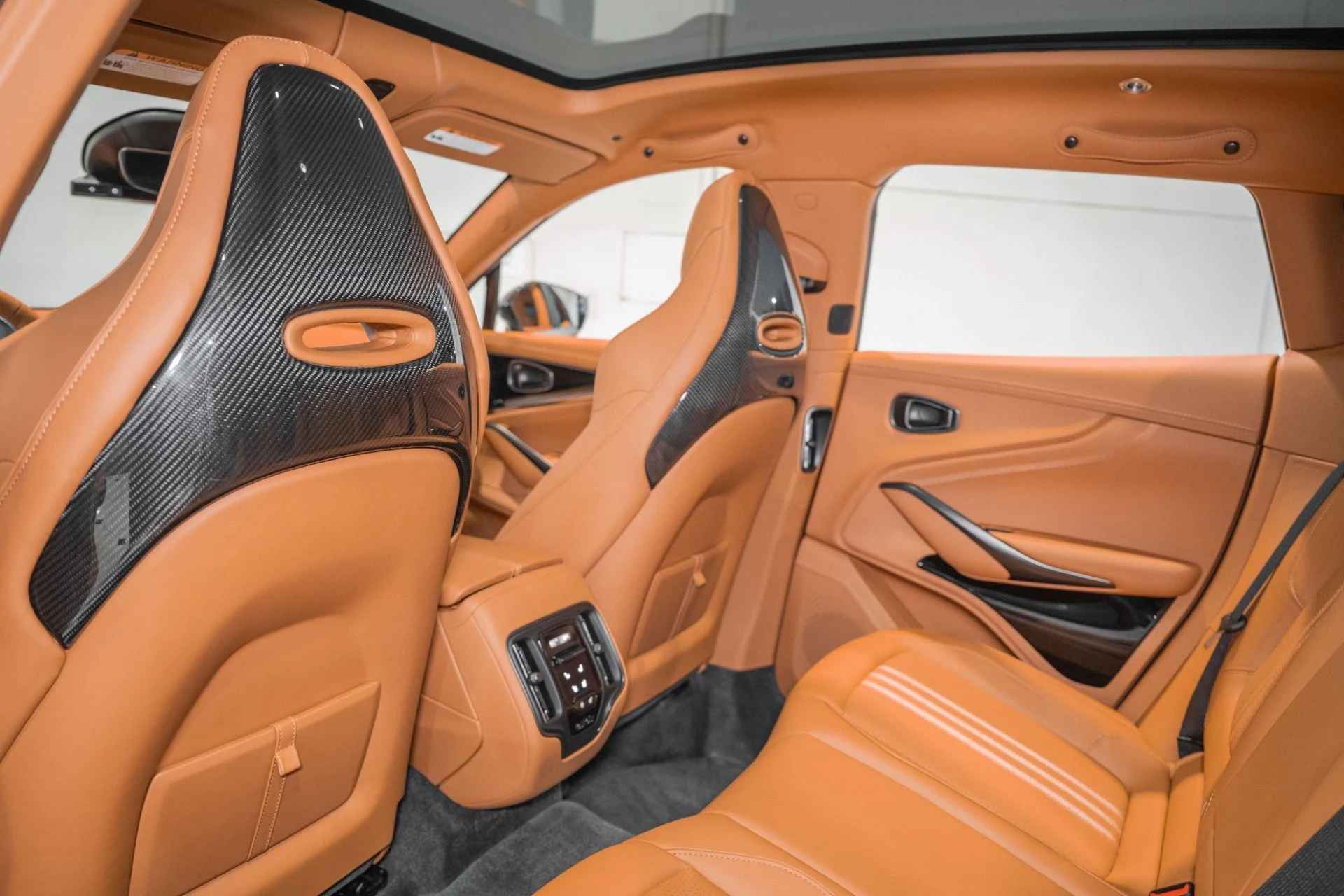 mph014_1104091213_New_2026_Aston_Martin_DBX_707_1786372165_9bd302e3a0