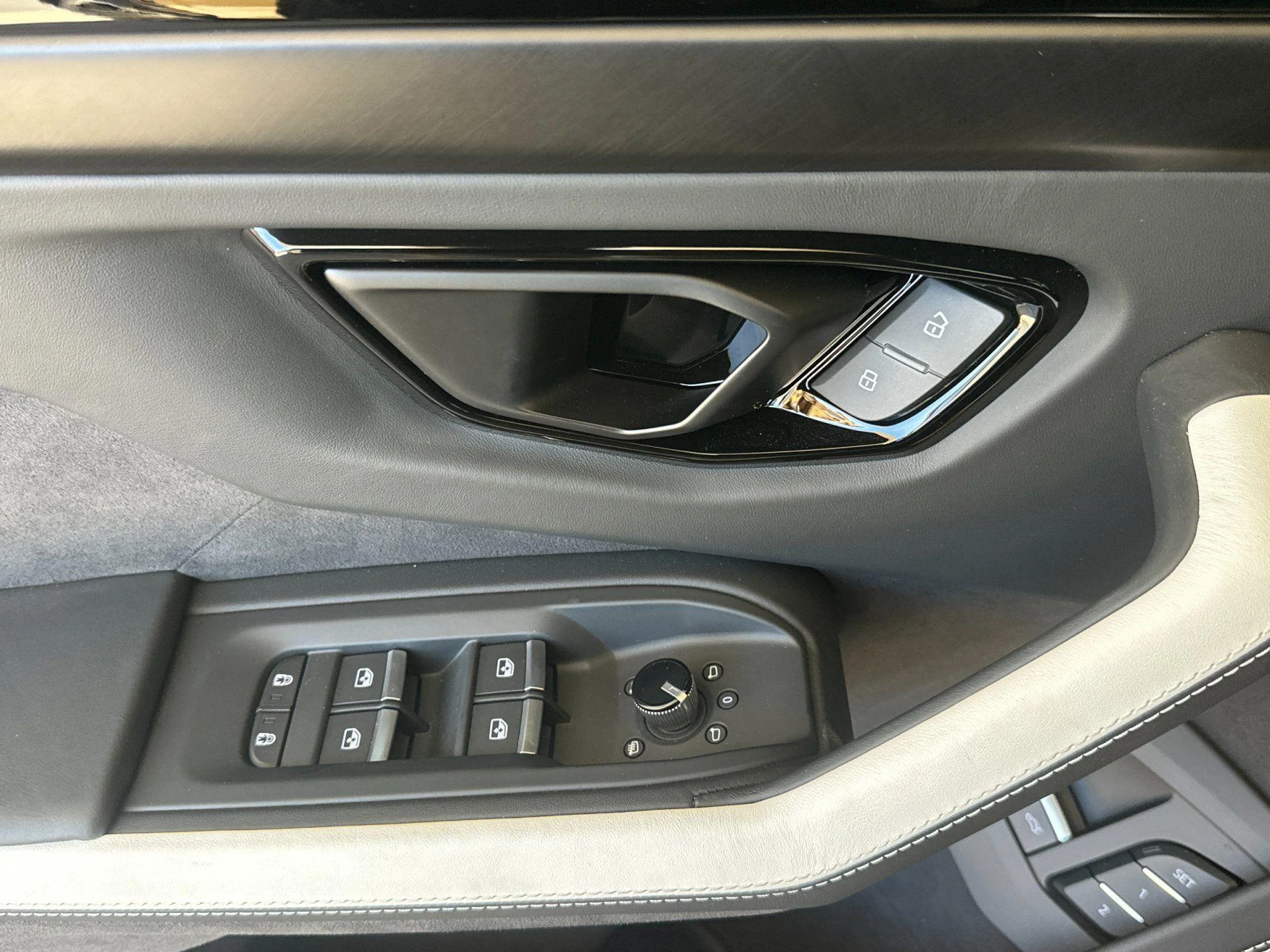 mph014_1106198584_New_2025_Lamborghini_Urus_SE_1777105879_4dd3c97d3a