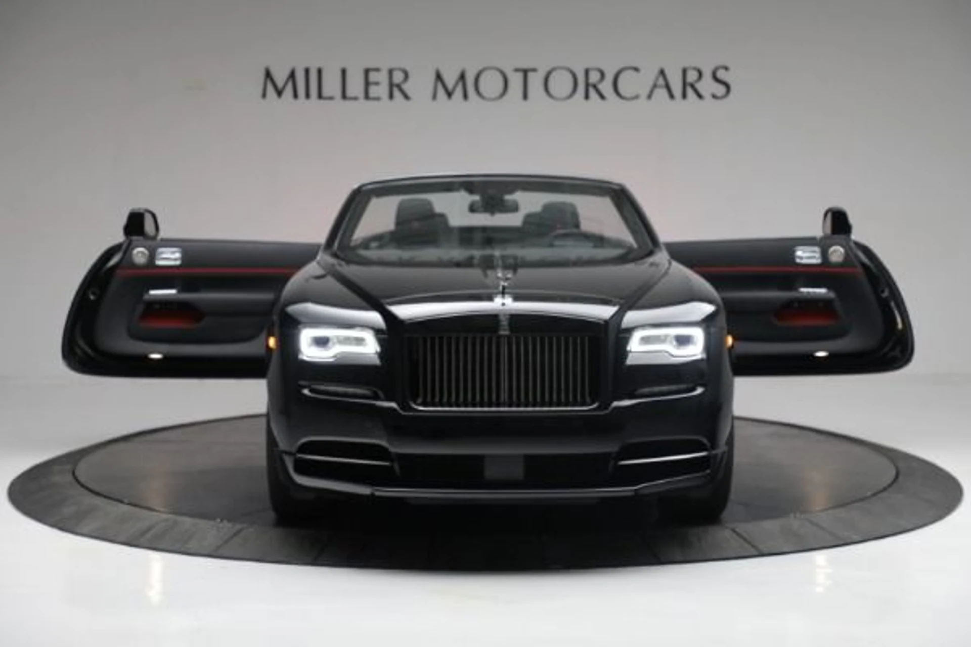mph014_1124678363_Used_2018_Rolls_Royce_Black_Badge_Dawn_5e0e15d088