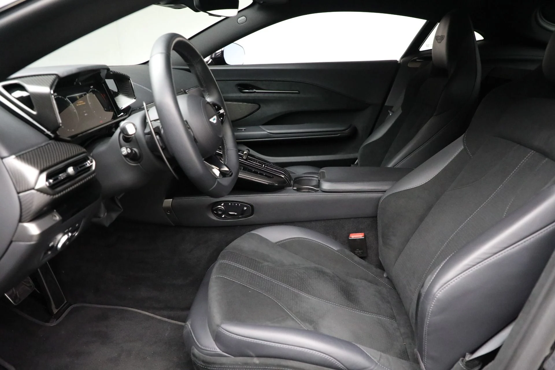 mph014_1124780943_Used_2025_Aston_Martin_Vantage_1763143757_872ac43941