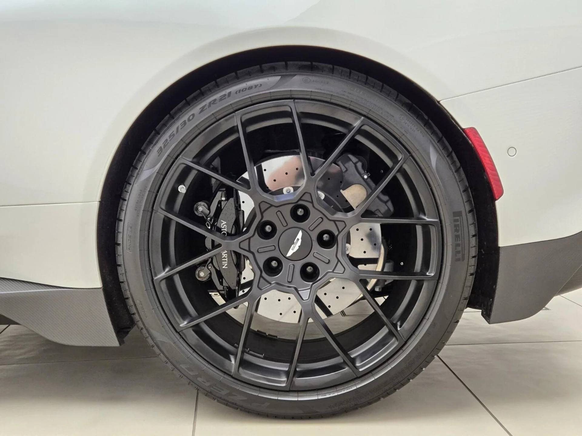 mph014_1127369299_New_2025_Aston_Martin_Vanquish_V12_1742812620_7a03b3ac2a
