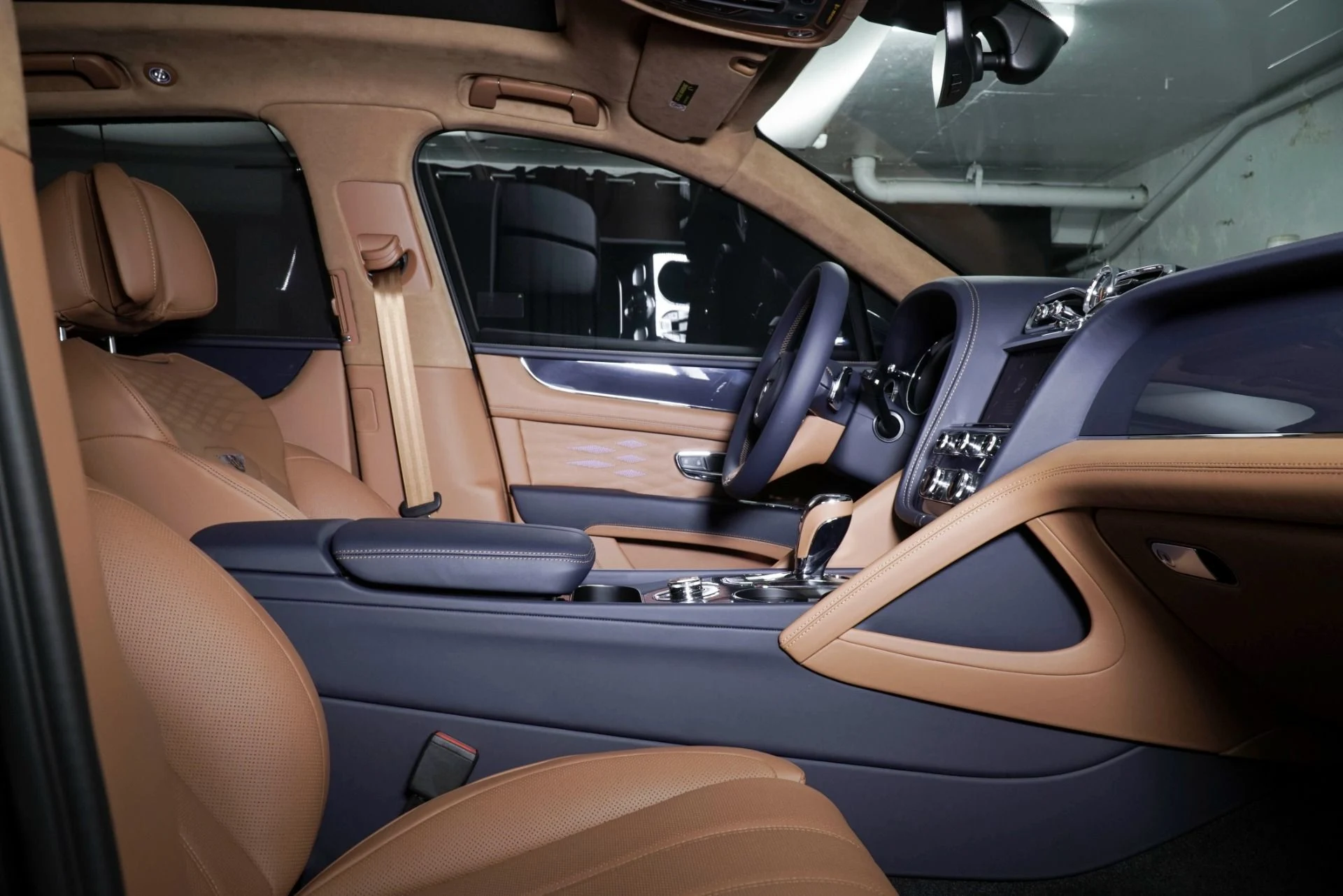 mph014_1139967612_New_2025_Bentley_Bentayga_Azure_1765905550_88f0bd47df