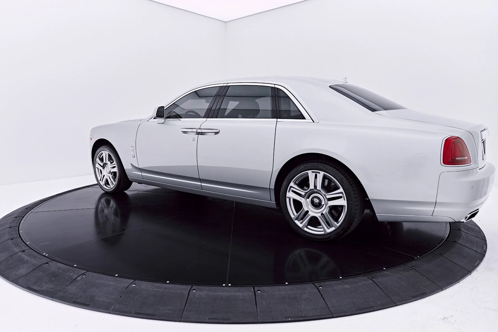mph014_1147290479_Used_2015_Rolls_Royce_Ghost_Base_1783648144_09987fb658