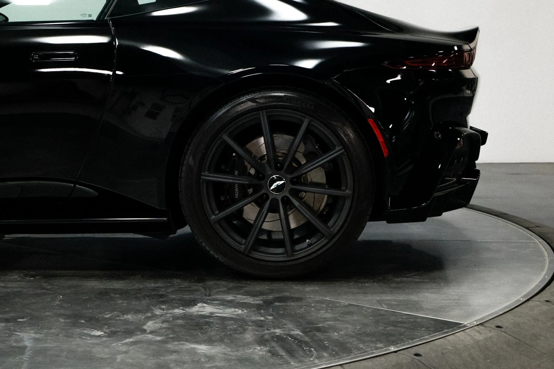 mph014_1152517463_Used_2019_Aston_Martin_Vantage_1760536452_1778371c59