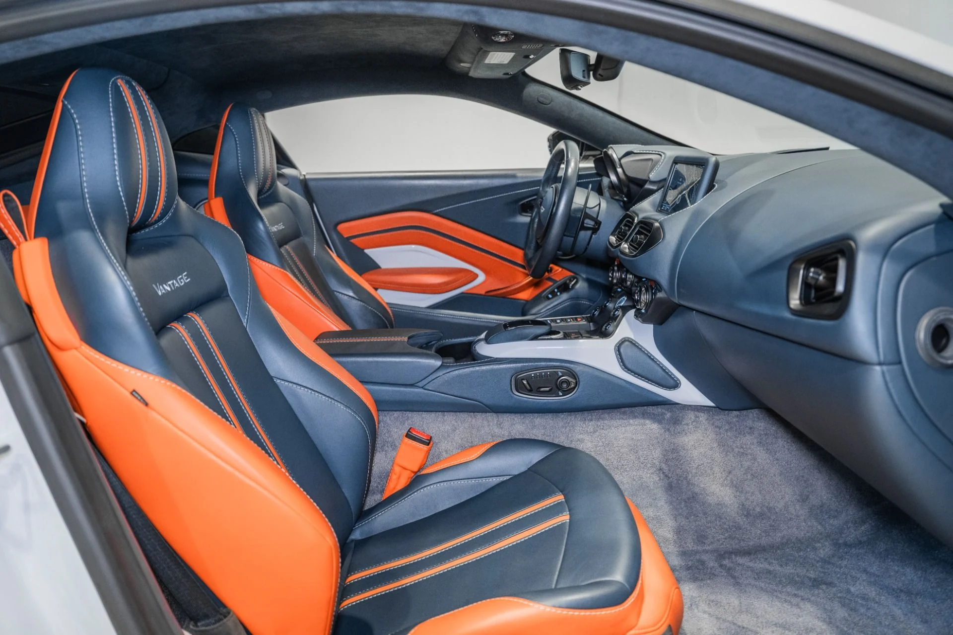 mph014_1179674882_Used_2019_Aston_Martin_Vantage_1790176598_1c52e1c68c