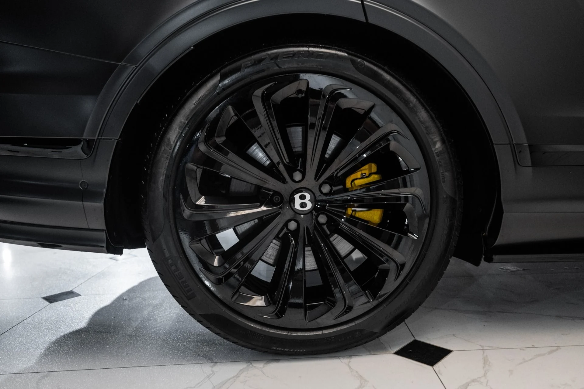 mph014_1195113901_Used_2024_Bentley_Bentayga_Azure_V8_1758720540_56c0f9dcd6