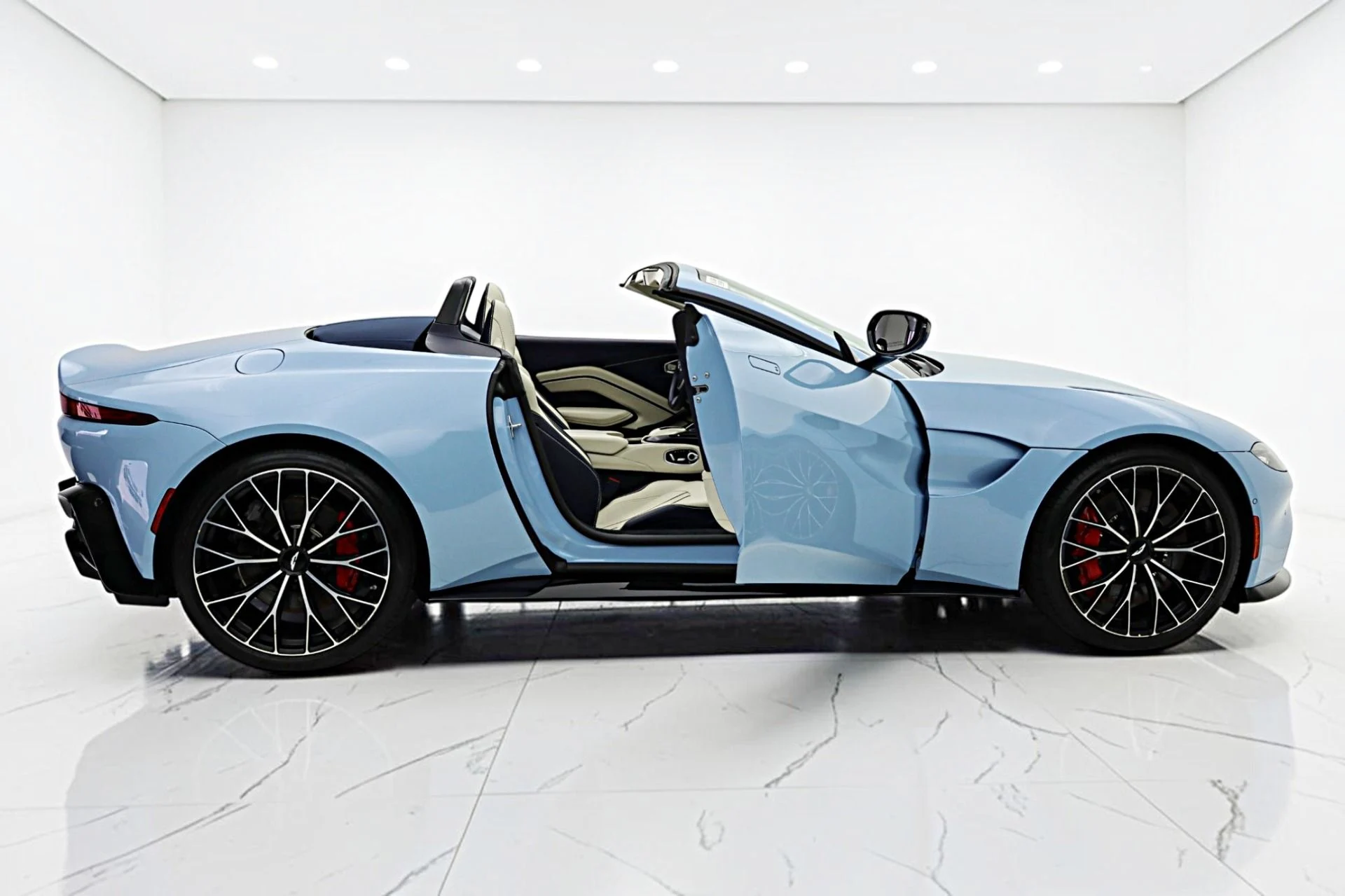 mph014_1218672354_Used_2022_Aston_Martin_Vantage_Roadster_283b4f0eec