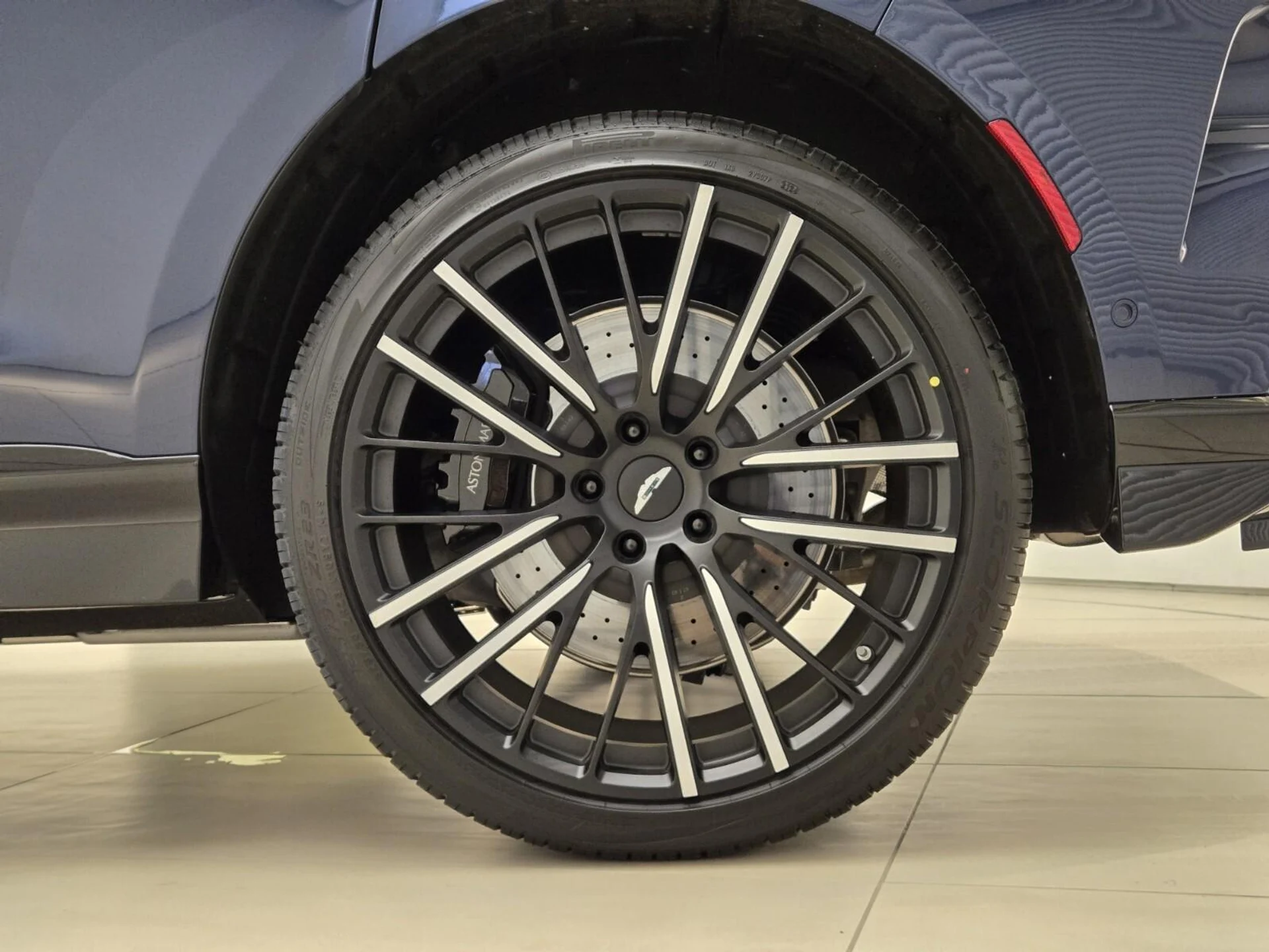 mph014_1222040584_New_2025_Aston_Martin_DBX_707_1753162712_cfb04d744f