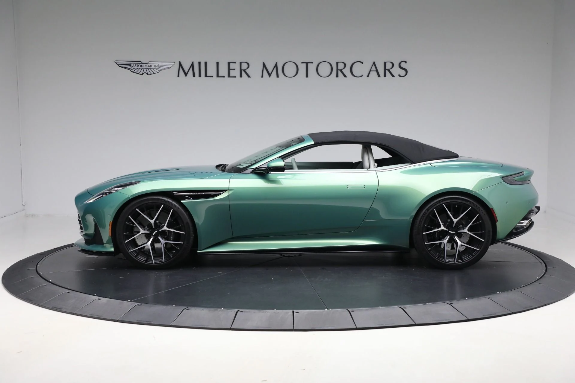 mph014_1279469493_New_2025_Aston_Martin_DB_12_Volante_325b50acd0