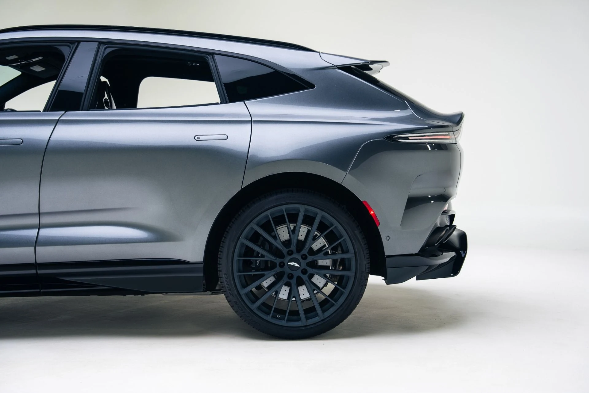 mph014_1282374738_Used_2023_Aston_Martin_DBX_707_1767147113_332a524866