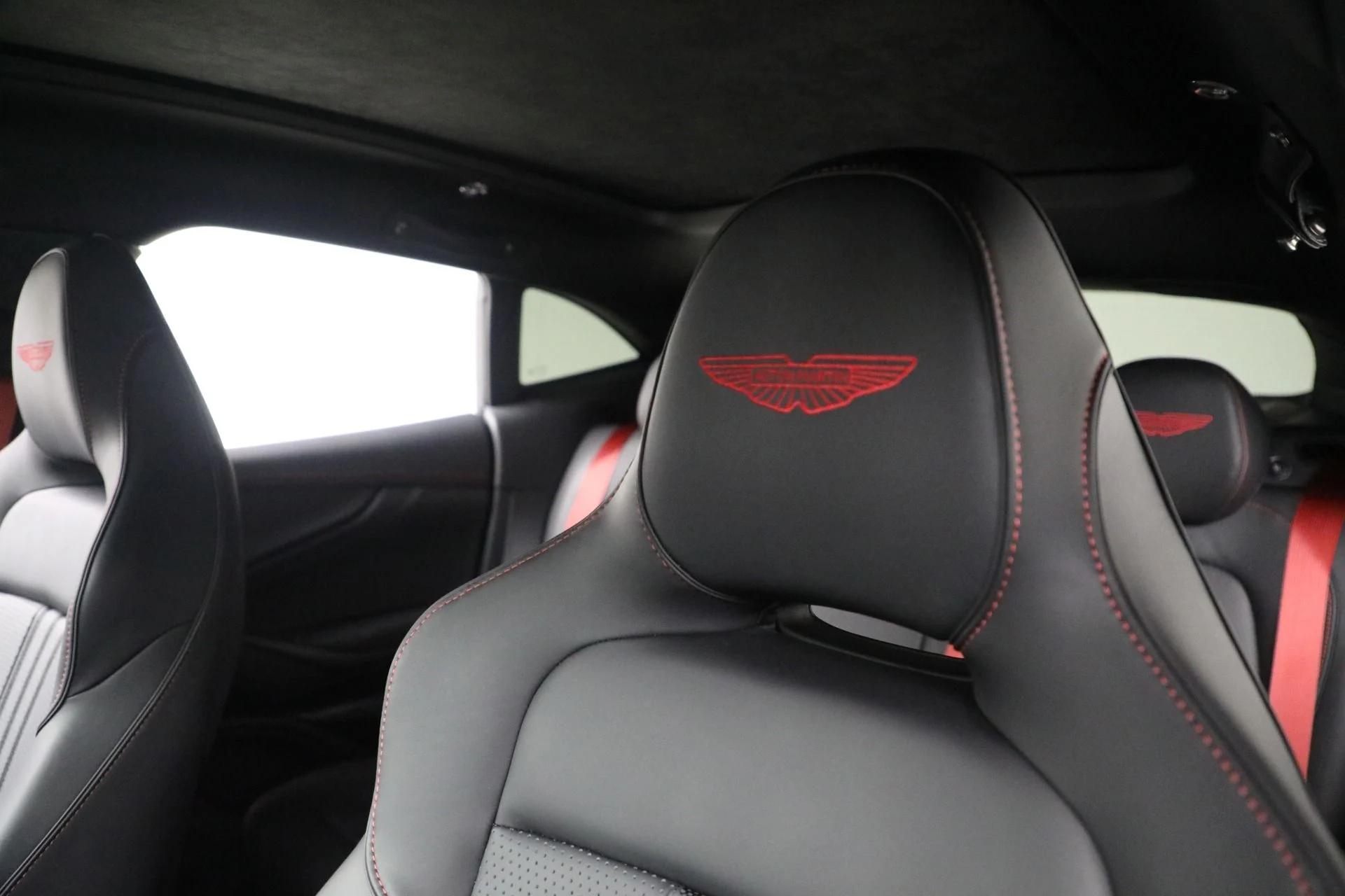 mph014_1290317327_New_2025_Aston_Martin_DBX_707_9dfd5406f5