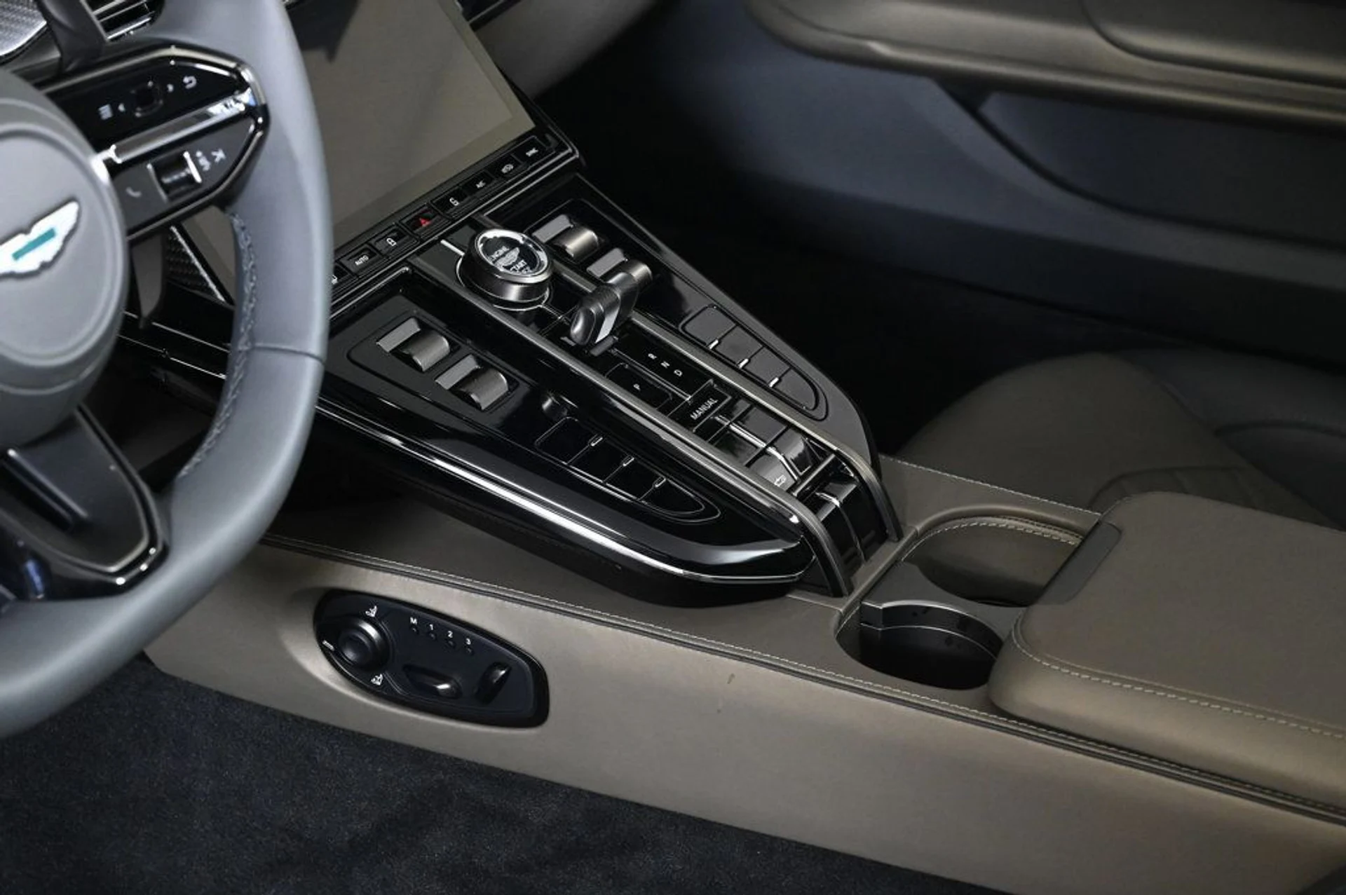 mph014_1313193545_used_2026_aston_martin_vantage_s_11350_22984159_14_1024_8e80096309