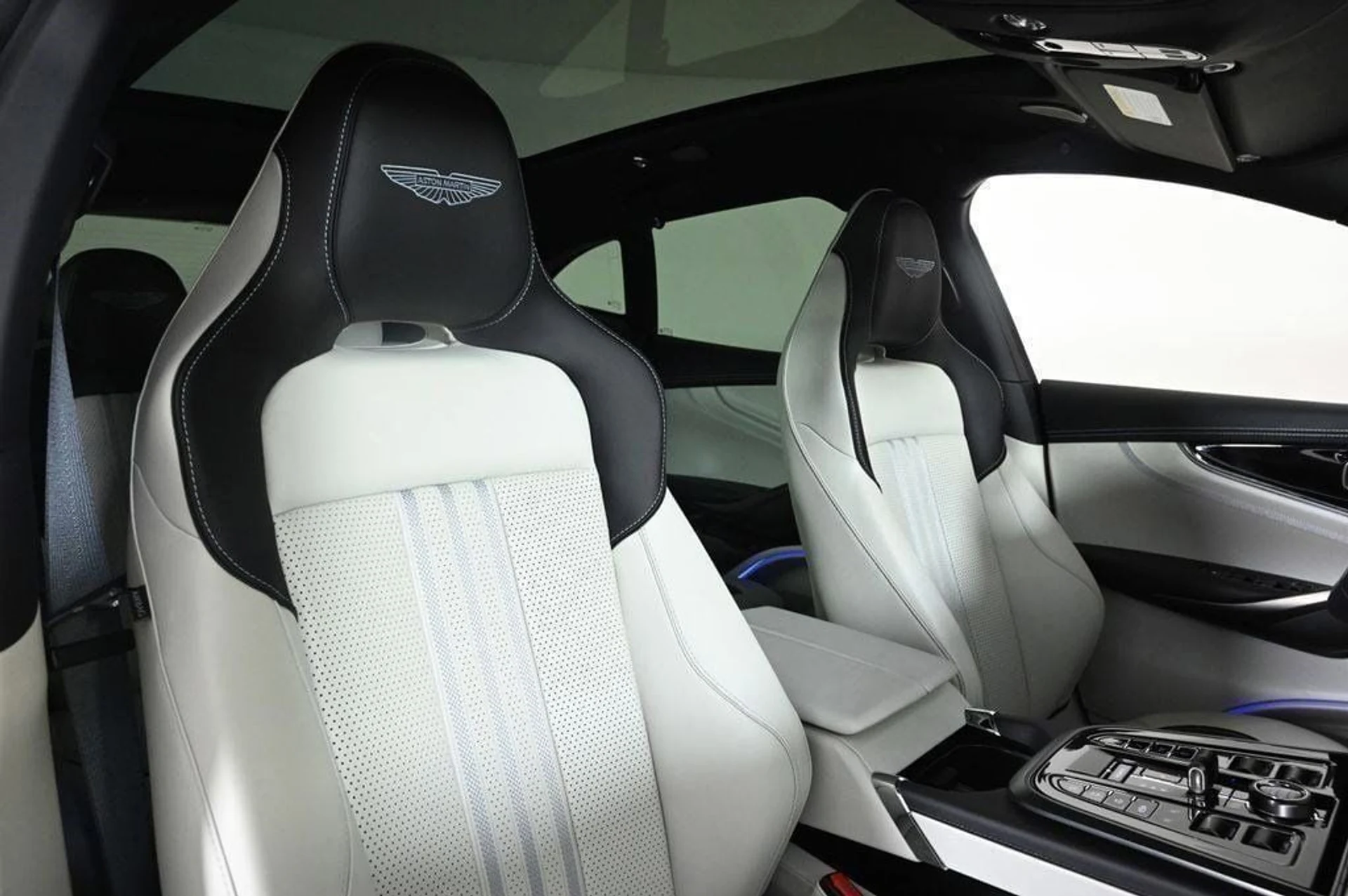 mph014_1319215999_new_2025_aston_martin_dbx_707awd_11350_22854859_14_1024_21f6163f15