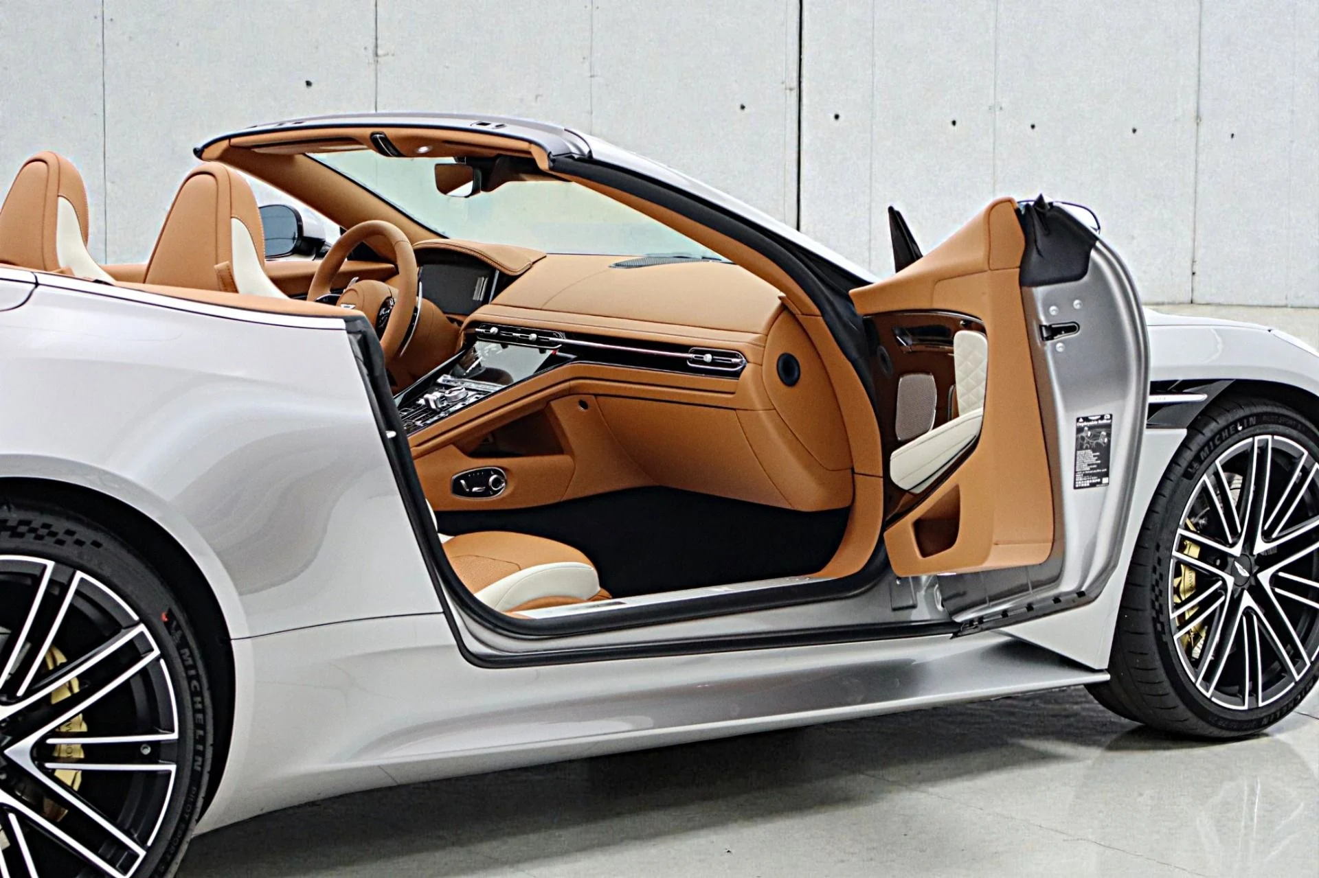 mph014_1331241435_New_2026_Aston_Martin_DB_12_Volante_673dd7f373