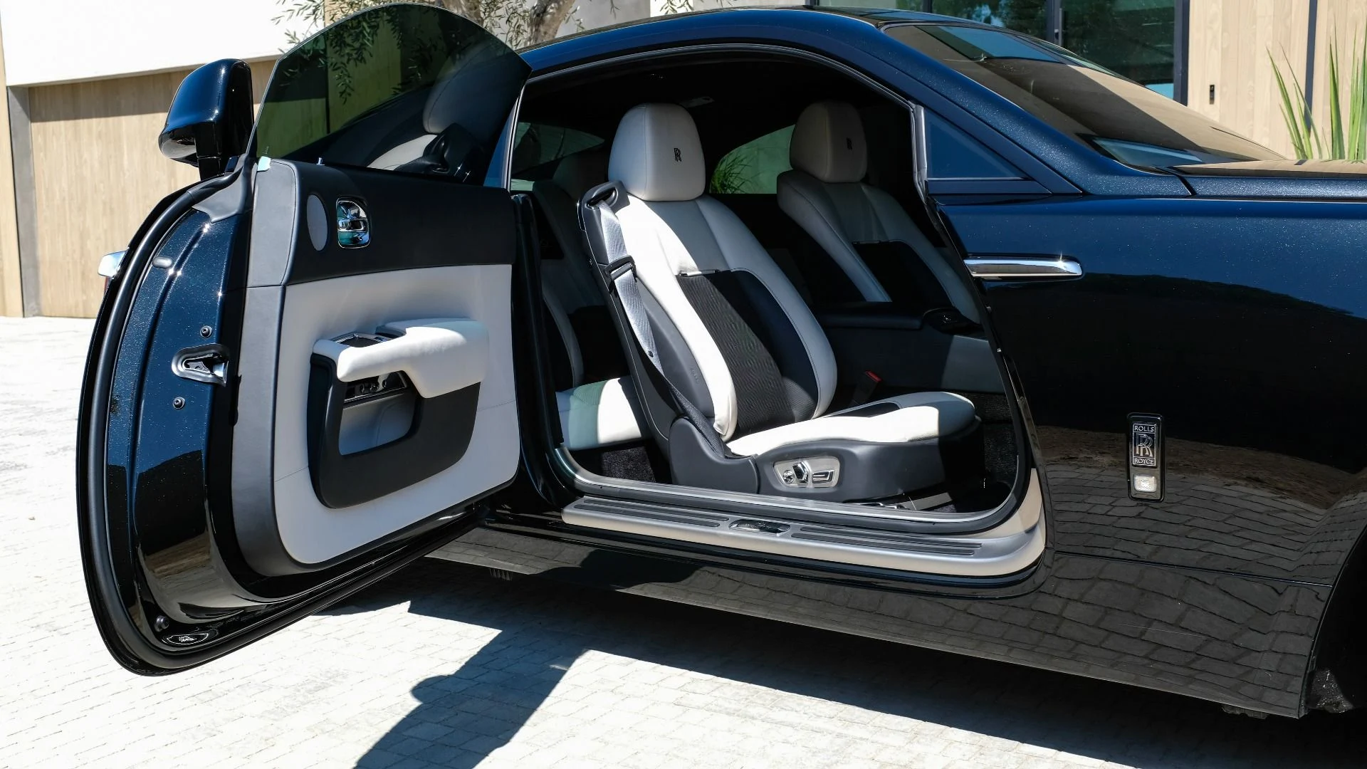 mph014_1384394818_Used_2017_Rolls_Royce_Wraith_1753316399_873d0e8a53