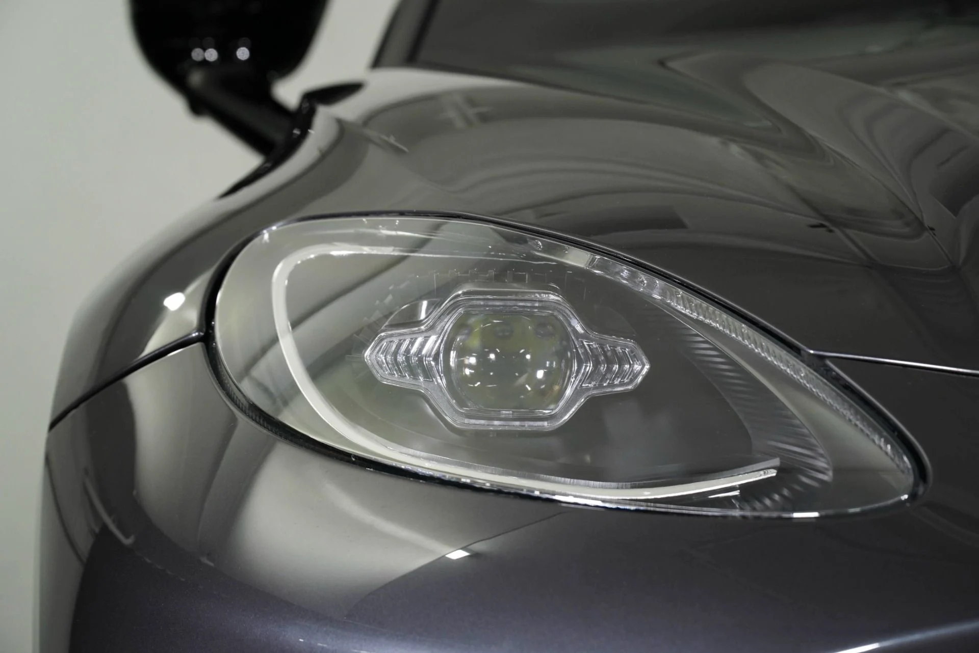 mph014_1398160399_New_2026_Aston_Martin_DBX_707_1771009088_088c61831c