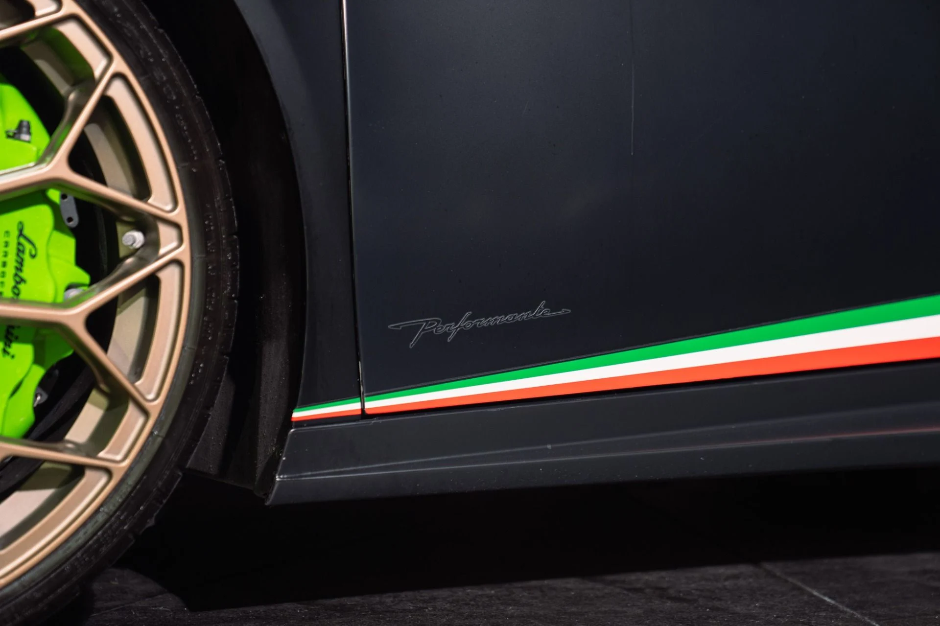 mph014_1400656701_Used_2018_Lamborghini_Huracan_LP_640_4_Performante_Ad_Personam_Paint_and_Interior_Massive_Sticker_1791560590_bc6f4d832a
