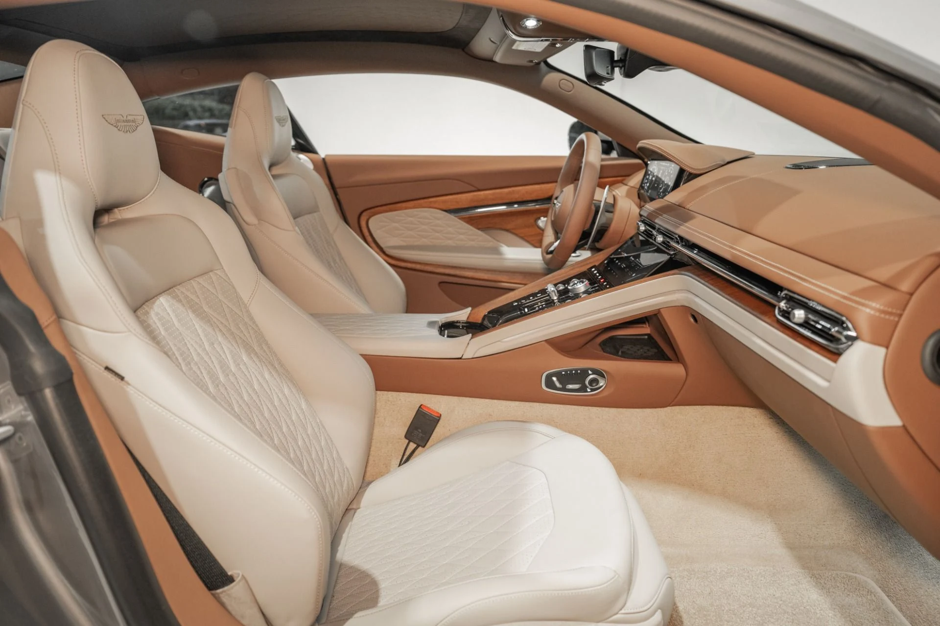 mph014_1413697971_Used_2025_Aston_Martin_DB_12_V8_1762356826_9ca124a94e