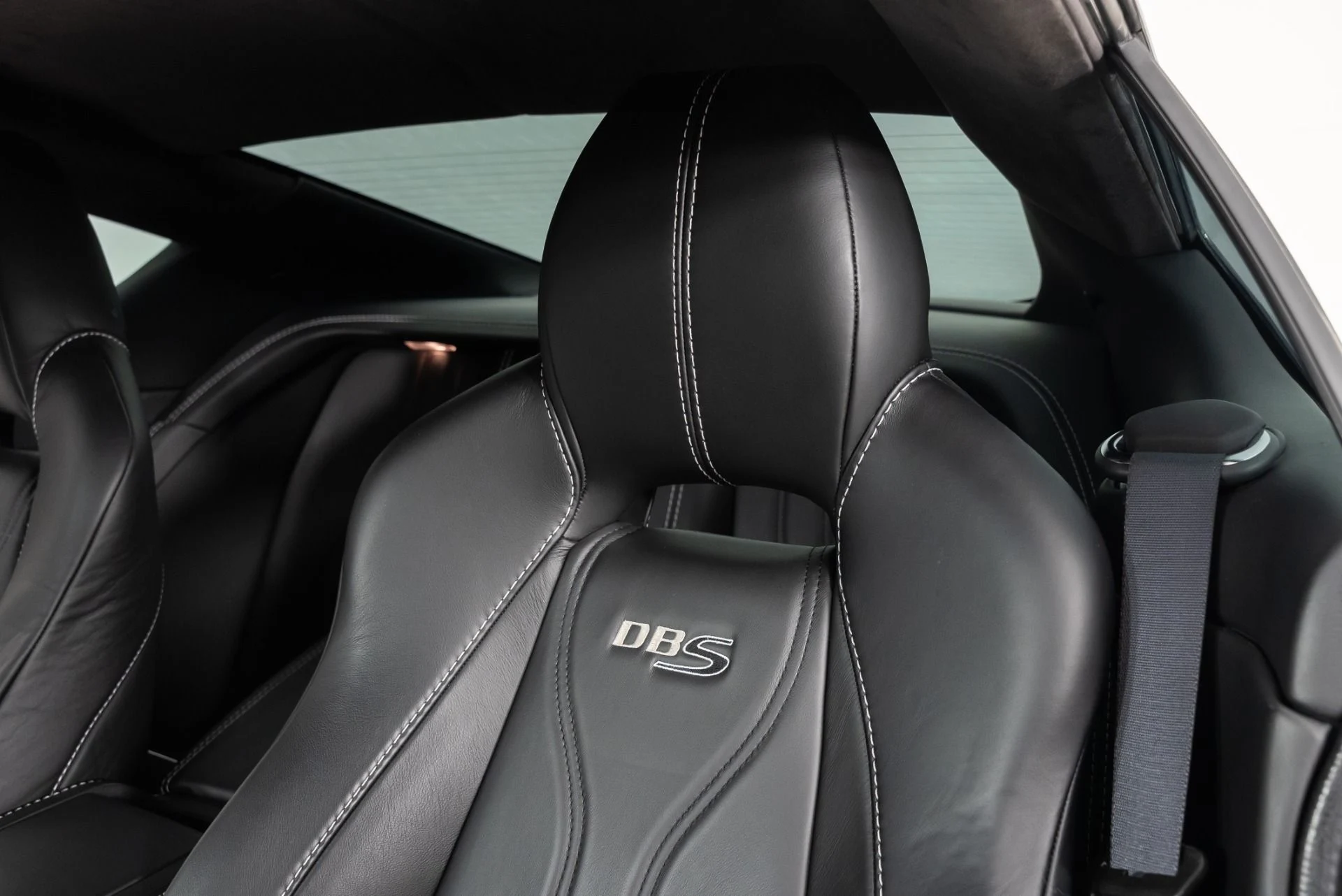 mph014_1425418595_Used_2011_Aston_Martin_DBS_1701890214_8fcaded09c