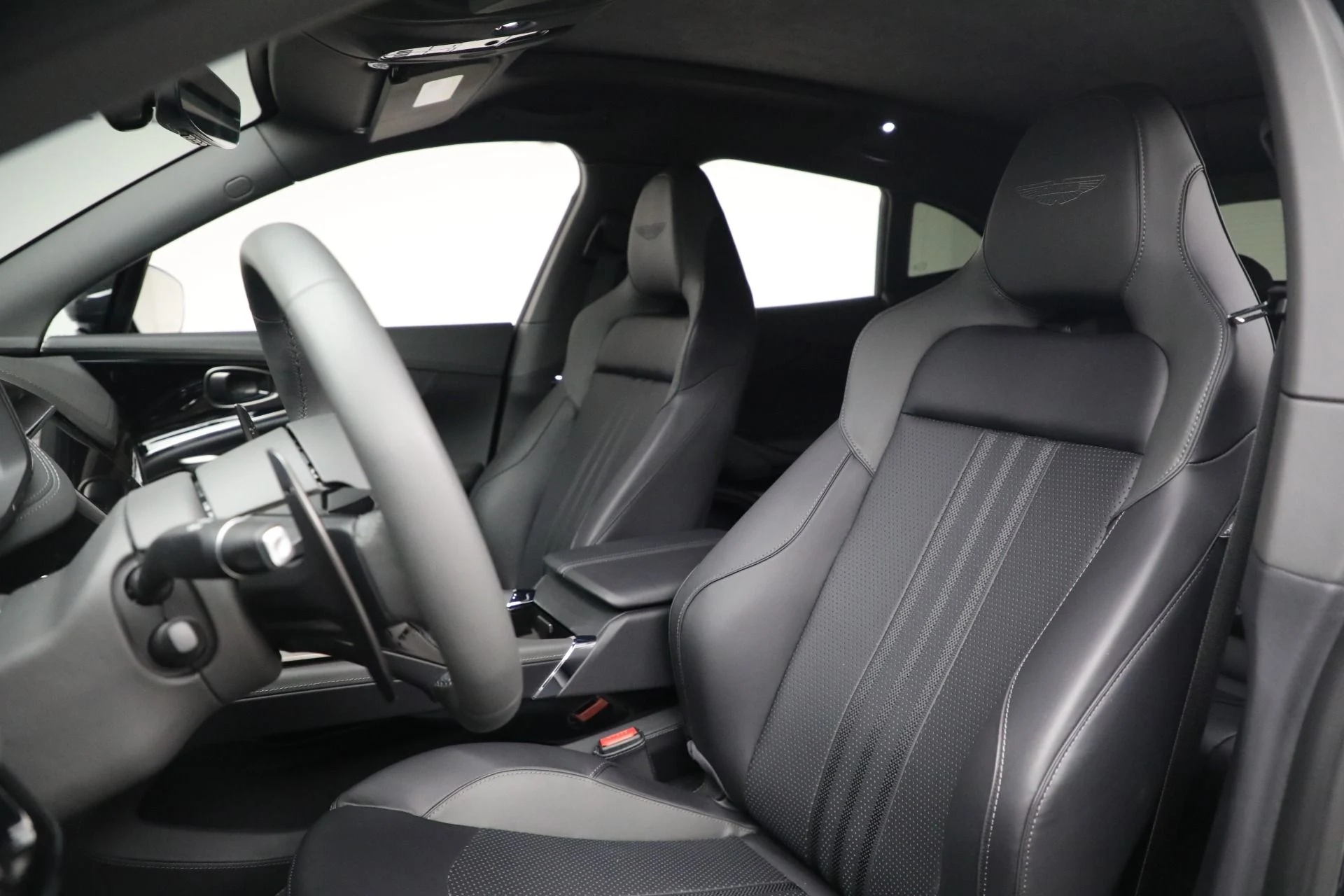mph014_1446148958_New_2025_Aston_Martin_DBX_707_955d940f0b