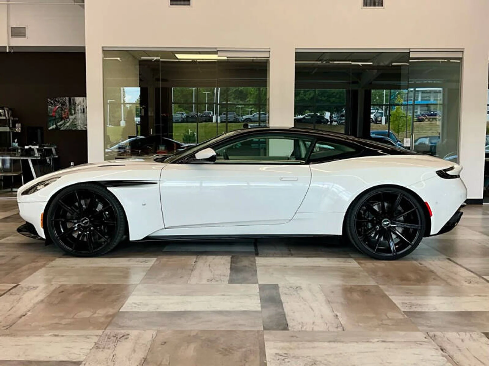 mph014_1464136166_2018_aston_martin_db11_v12_2dr_coupe_3cf2d6d70c