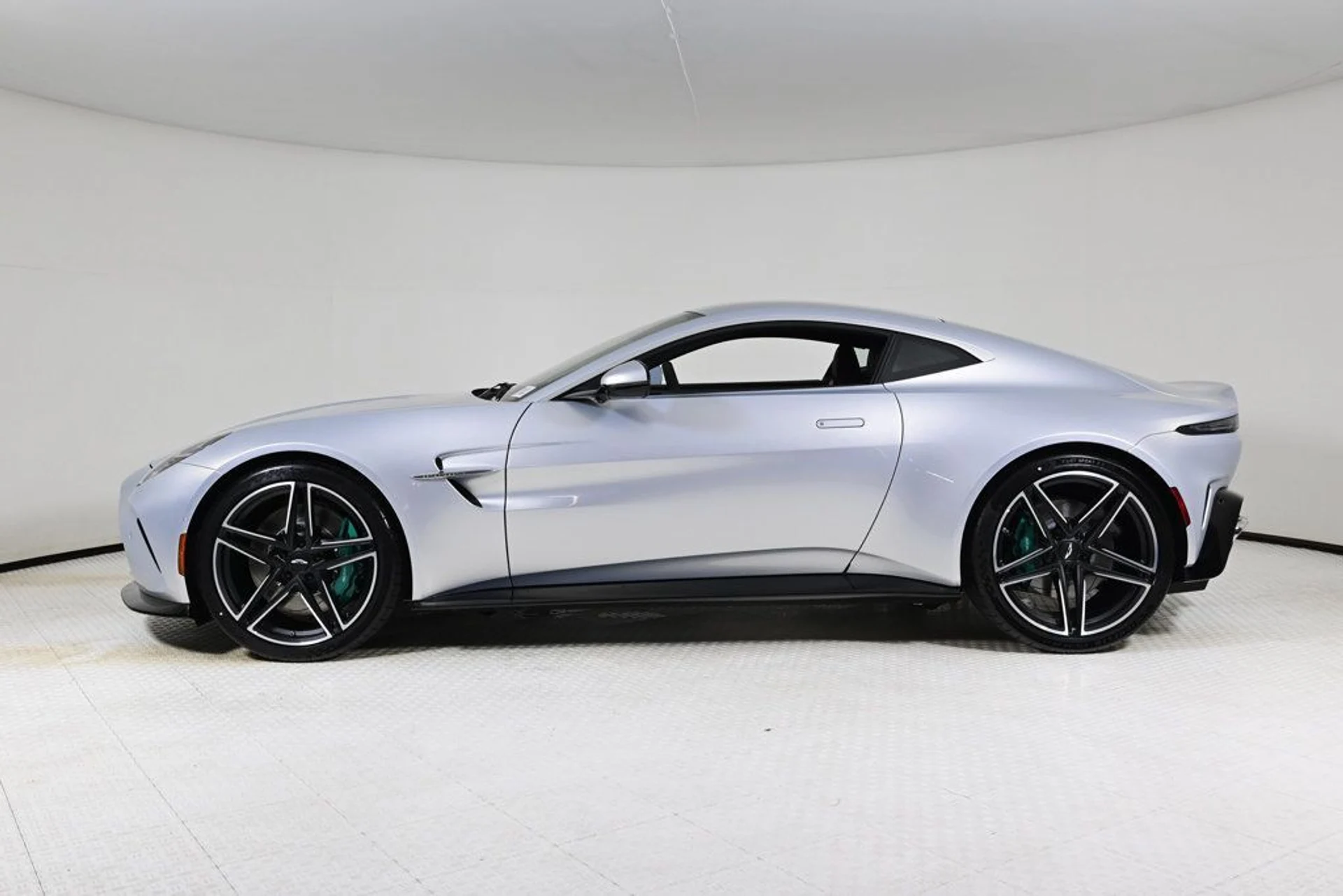 mph014_1482026901_new_2026_aston_martin_vantage_11350_22933647_14_1024_8a4ecc6714