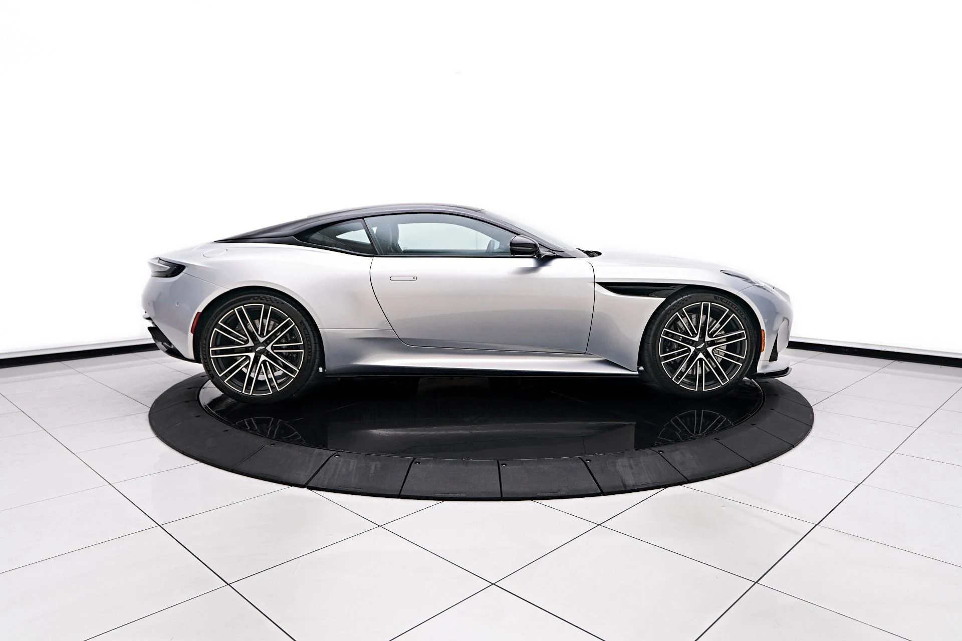 mph014_1497709563_Used_2024_Aston_Martin_DB_12_1755890586_8a2de94334