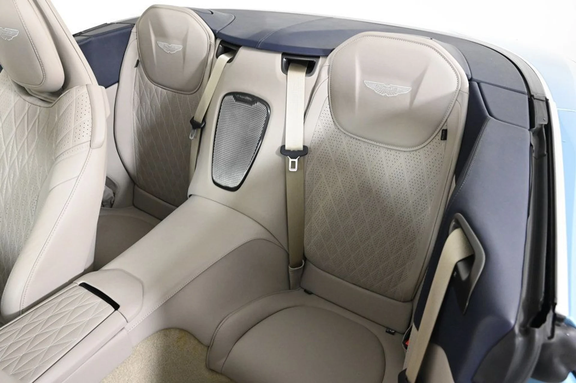 mph014_1564454753_used_2024_aston_martin_db12_volante_11350_22946063_14_1024_afc01781af