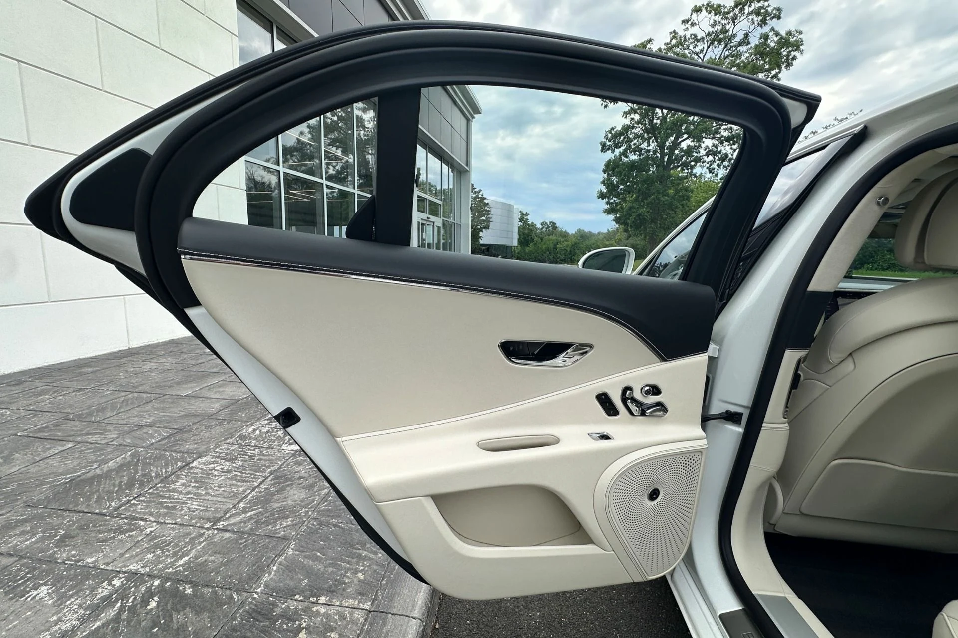 mph014_1584741985_Used_2023_Bentley_Flying_Spur_Hybrid_Hybrid_1782128898_f57b1d2bd3