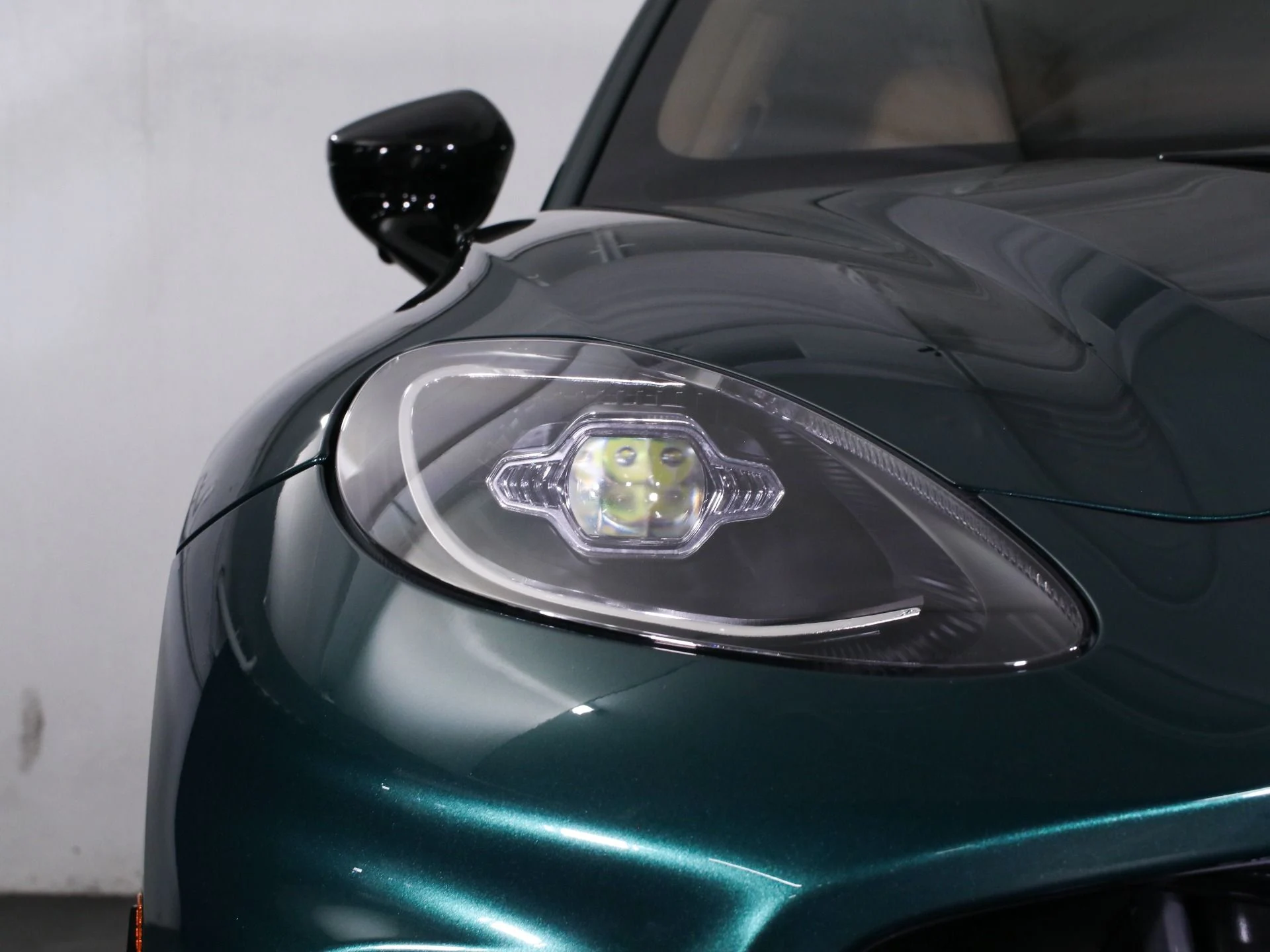 mph014_1590395269_New_2025_Aston_Martin_DBX_707_1758482676_3fc7905569