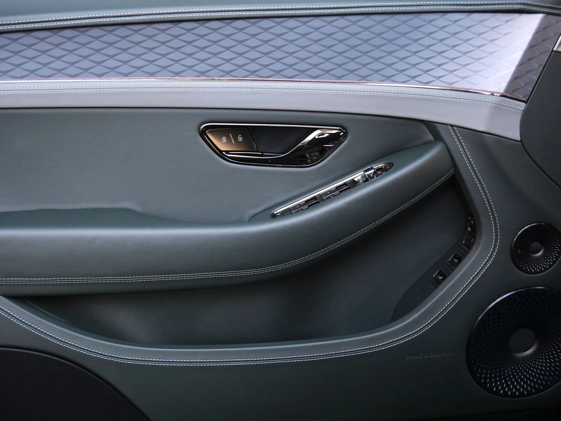 mph014_1602785098_974931a8deb79435475d2f8c44263050x_2bdb55f203