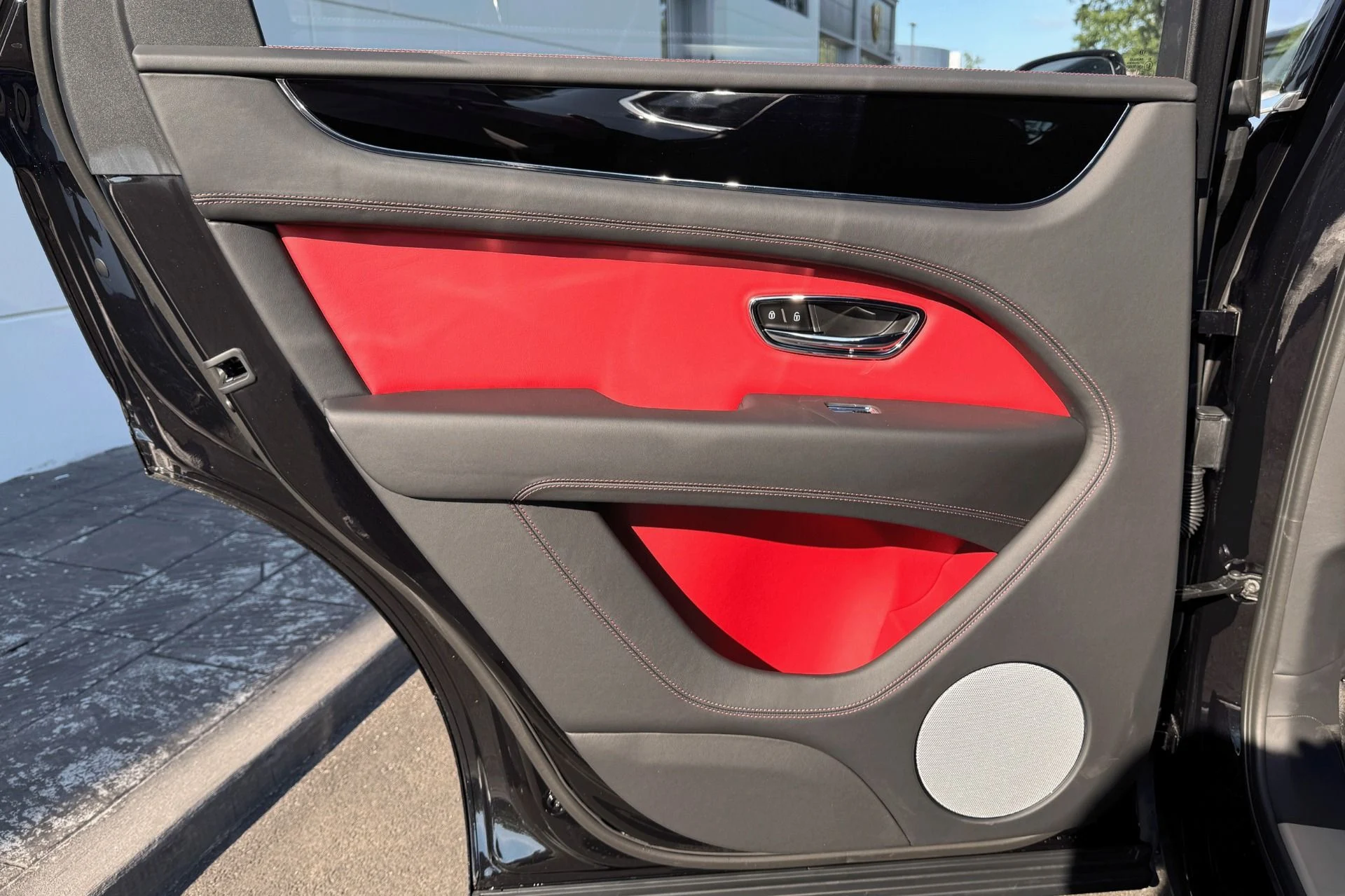 mph014_1603331254_Used_2025_Bentley_Bentayga_V8_1758544256_a270945d35