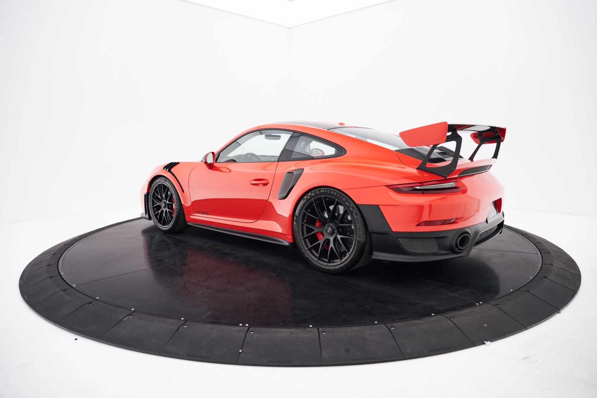 mph014_1611667443_Used_2018_Porsche_911_GT_2_RS_1792687073_54b18b5418