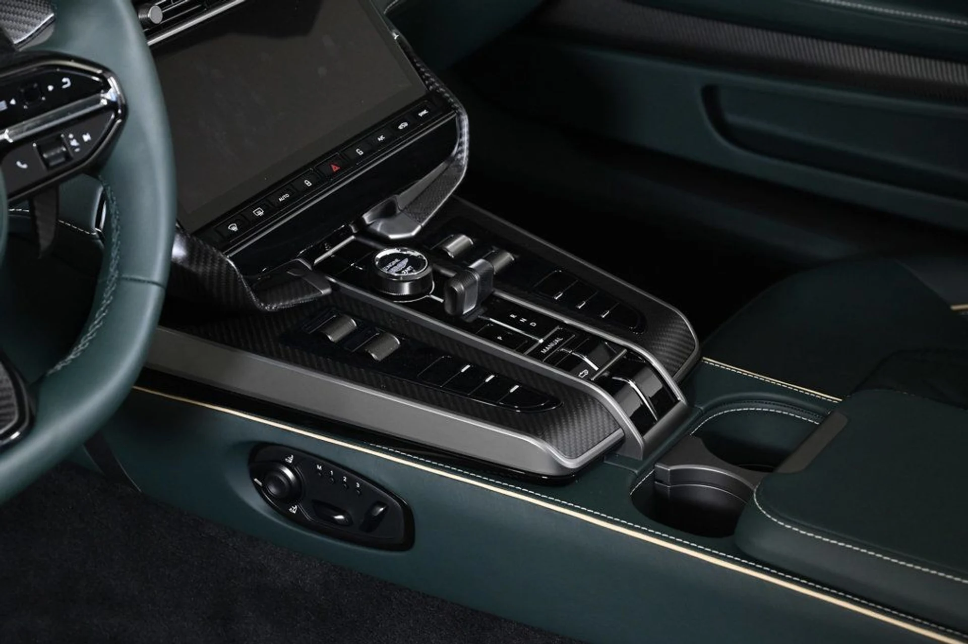 mph014_1635375468_new_2026_aston_martin_vanquish_volante_11350_22943643_14_1024_79e1918ffe