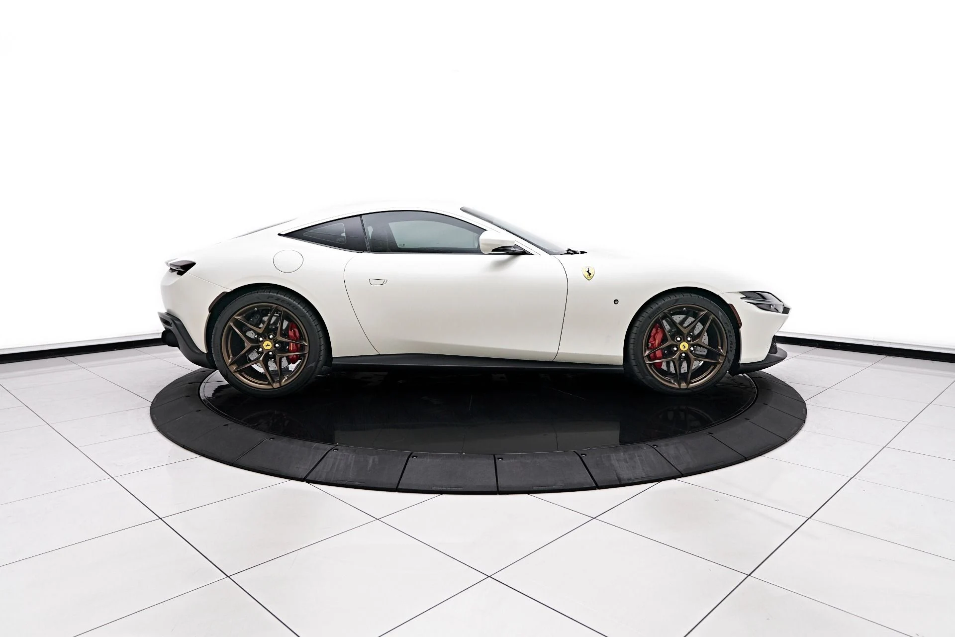 mph014_16400377_Used_2023_Ferrari_Roma_Base_1755828019_1e27fe5a66