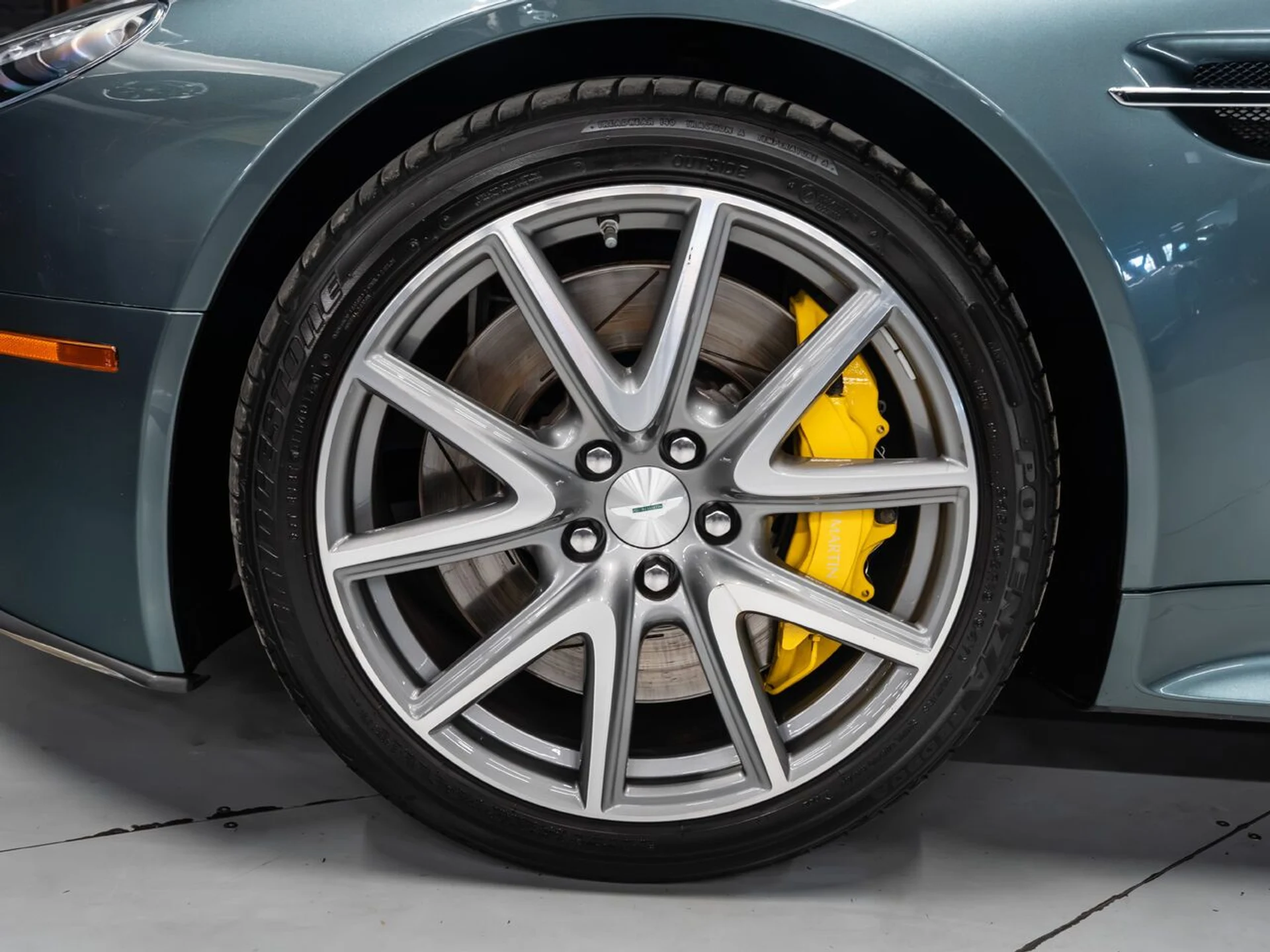 mph014_1678646064_aston_martin_v8_vantage_2015_fb01c85d8b