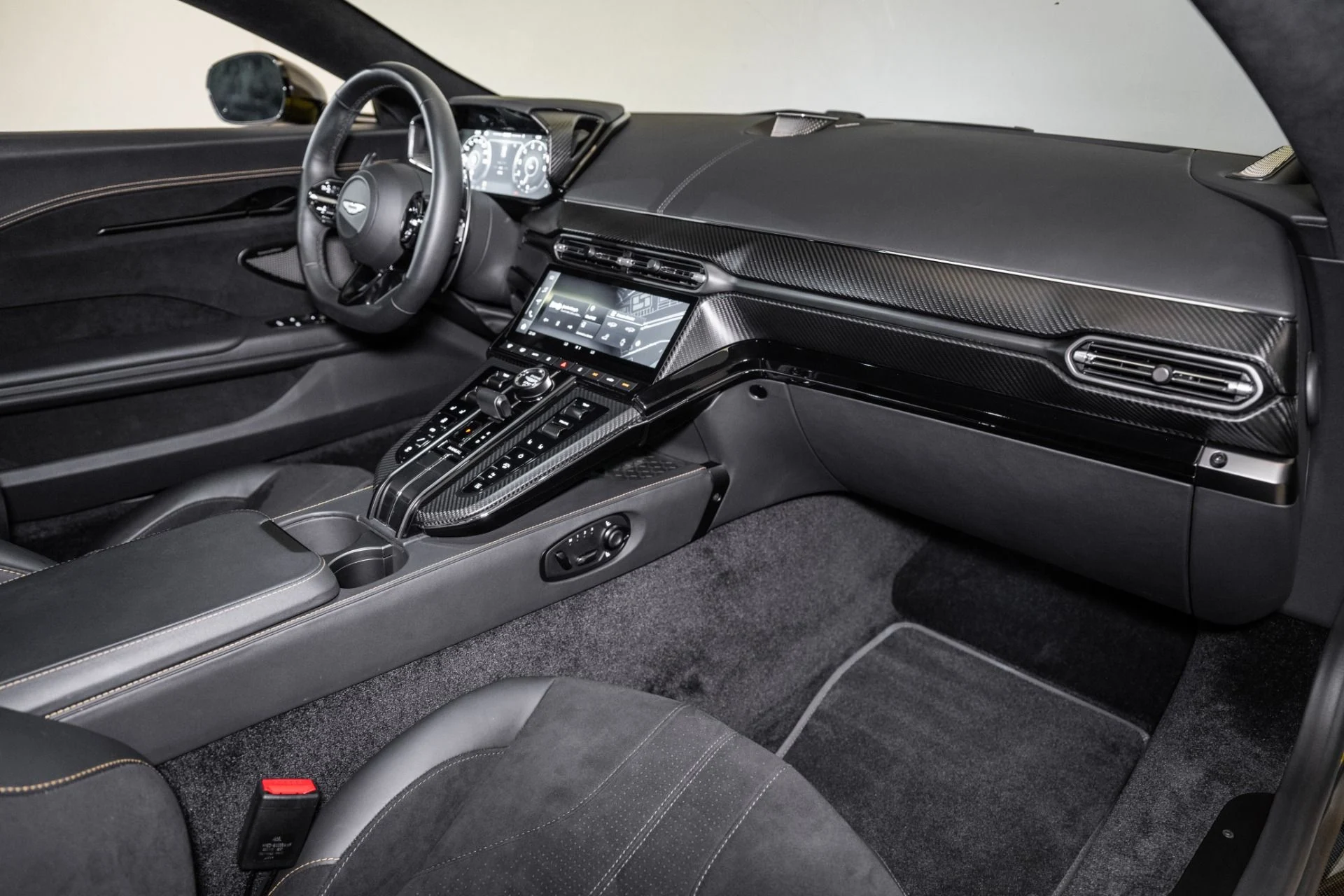 mph014_1681909837_Used_2025_Aston_Martin_Vantage_1751990746_aa50d04c1f