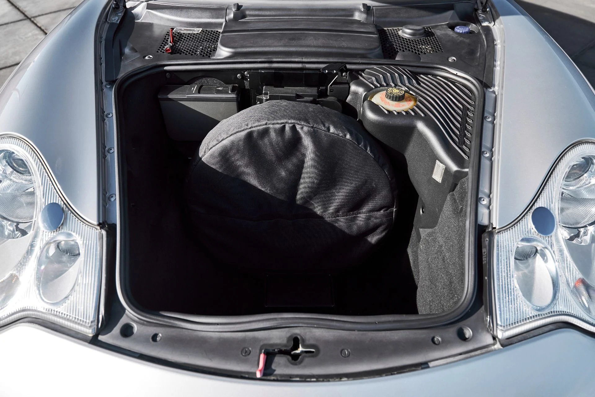 mph014_1712336250_Used_2002_Porsche_911_Carrera_1766458404_d35ff5a378