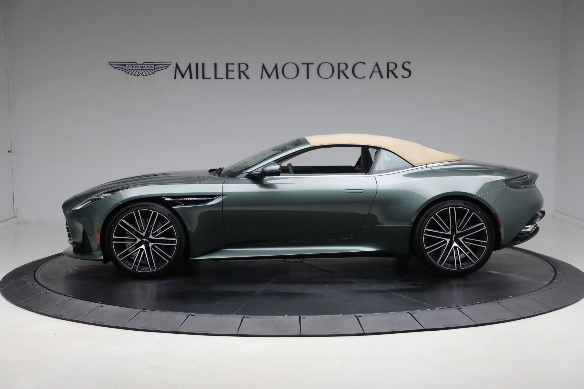 mph014_1756943602_New_2025_Aston_Martin_DB_12_Volante_ea3c15575f