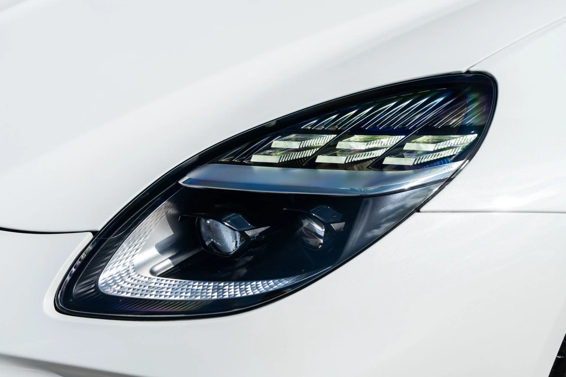 mph014_1769380923_Used_2025_Aston_Martin_Vantage_1778624403_5f53aad790