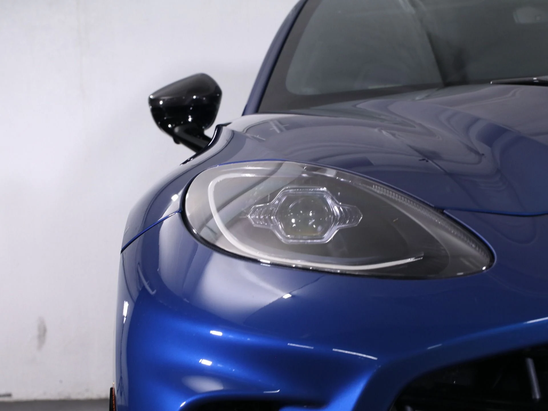 mph014_1821557531_Used_2025_Aston_Martin_DBX_707_1758482784_f96e125861