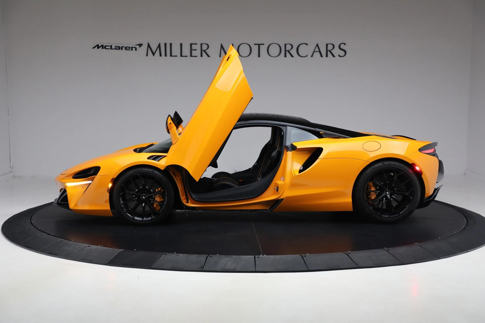 mph014_1837187371_Used_2024_Mc_Laren_Artura_Tech_Lux_2f01234b92