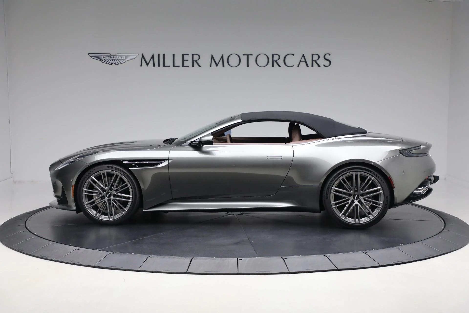 mph014_1852181669_New_2026_Aston_Martin_DB_12_Volante_c02f4fa4f0