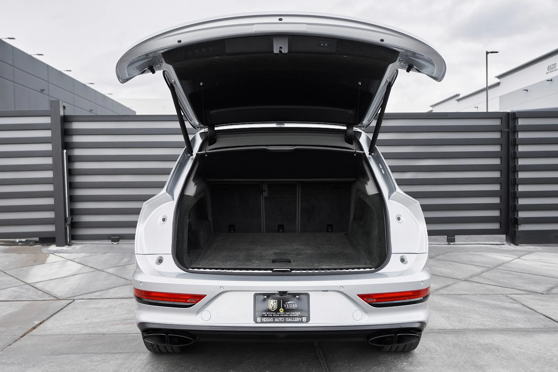 mph014_1862736023_Used_2023_Bentley_Bentayga_EWB_Azure_1763502486_d745e9f70a