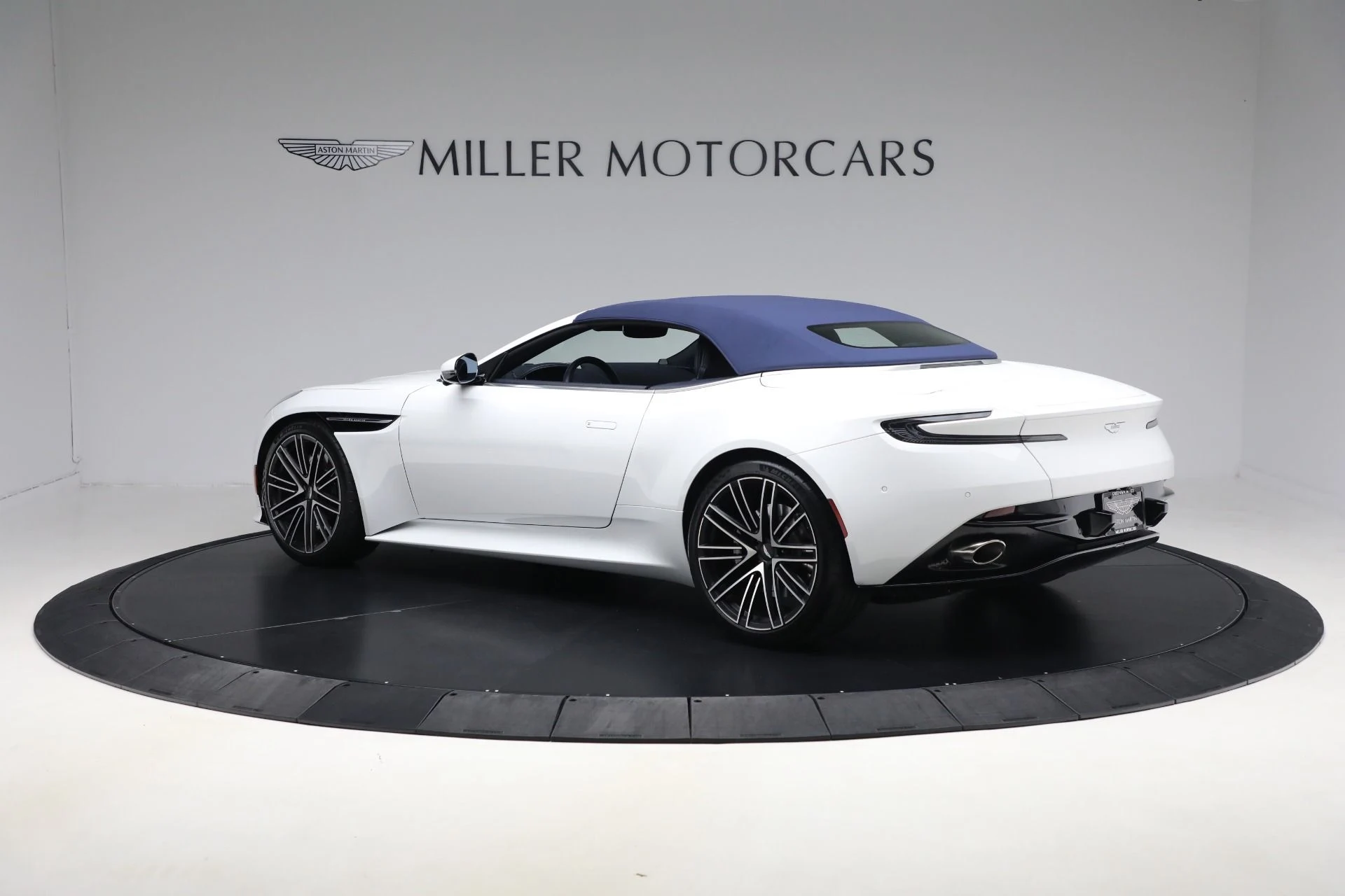 mph014_1870152741_Used_2024_Aston_Martin_DB_12_Volante_d0b3e5bfaf