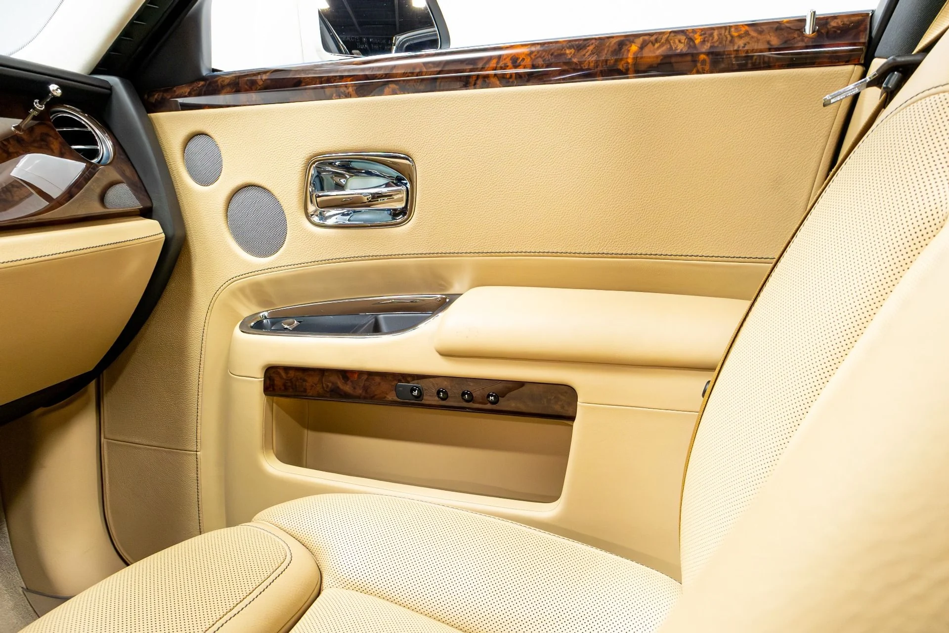 mph014_1880356215_Used_2017_Rolls_Royce_Ghost_1774888920_b7775c4f25