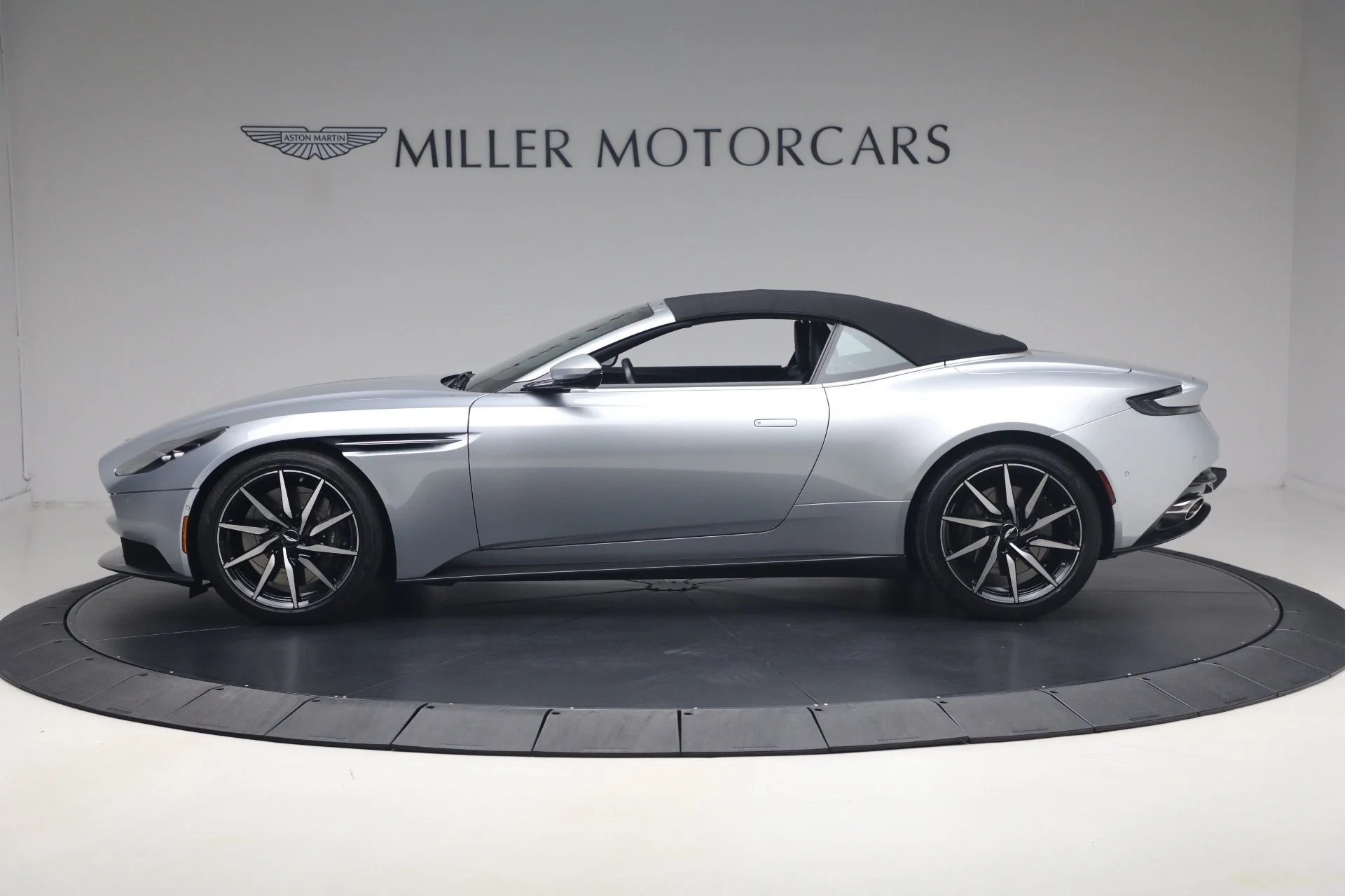mph014_1885577197_Used_2019_Aston_Martin_DB_11_Volante_1781362219_3012a11a13